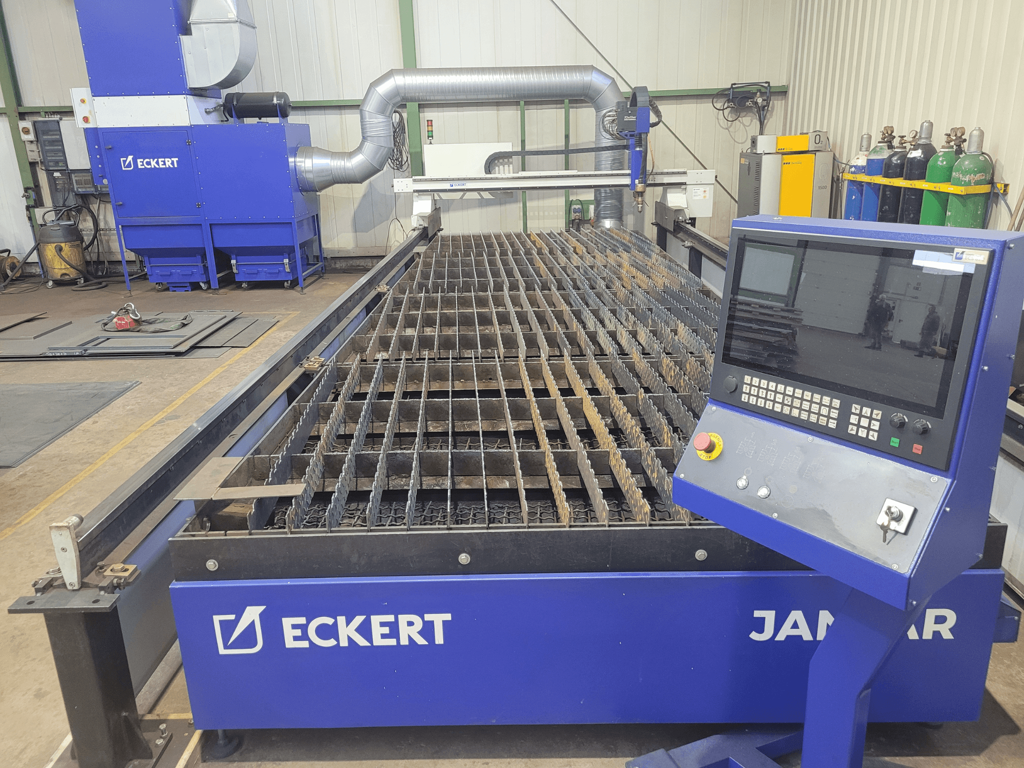 Плазмовий різак ECKERT Jantar 2, вигляд спереду з панеллю керування та металевою сіткою для точного різання.