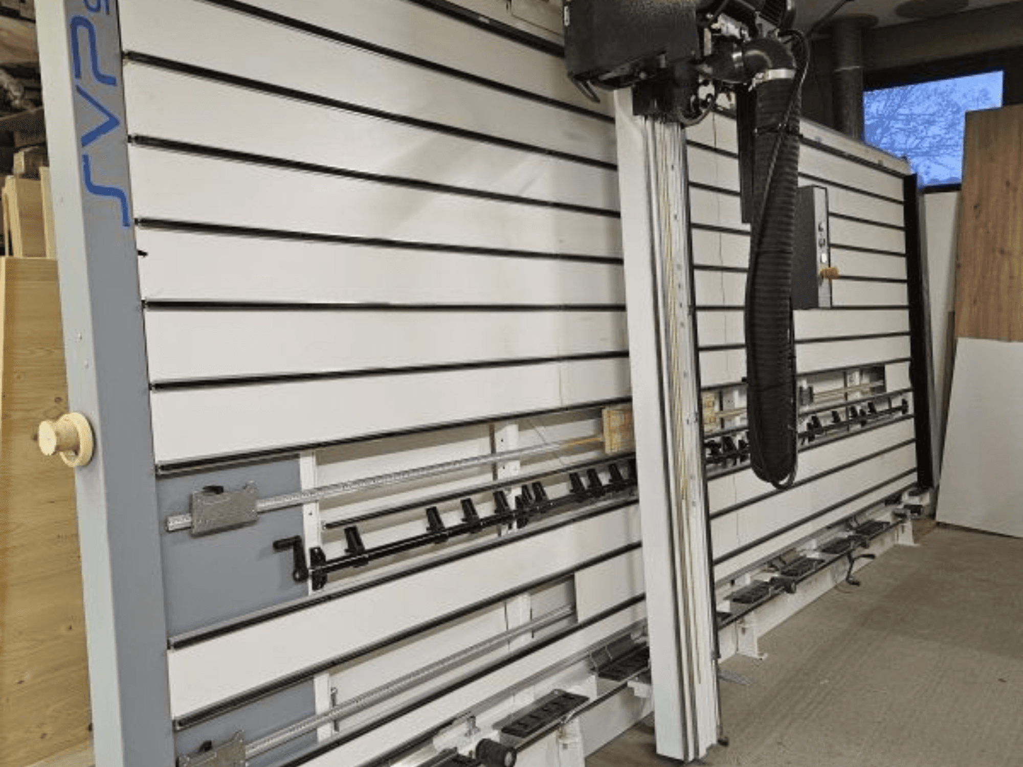 Розсувна панельна пила SVP в майстерні, вид спереду, з регульованими направляючими та верхньою системою відсмоктування пилу.