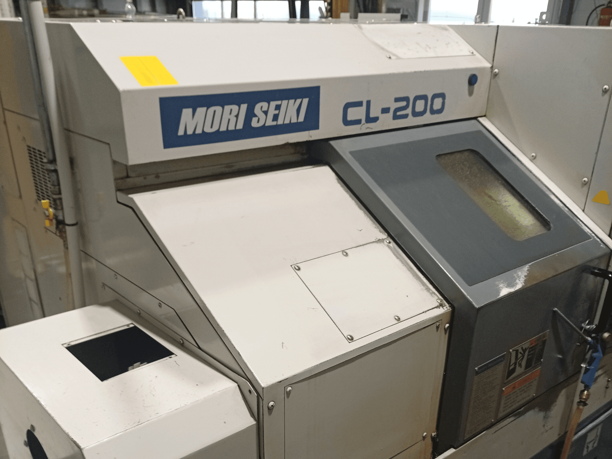Горизонтальний токарний верстат DMG Mori Seiki CL-200B, вид спереду з панеллю керування та вікном для охолоджувальної рідини.