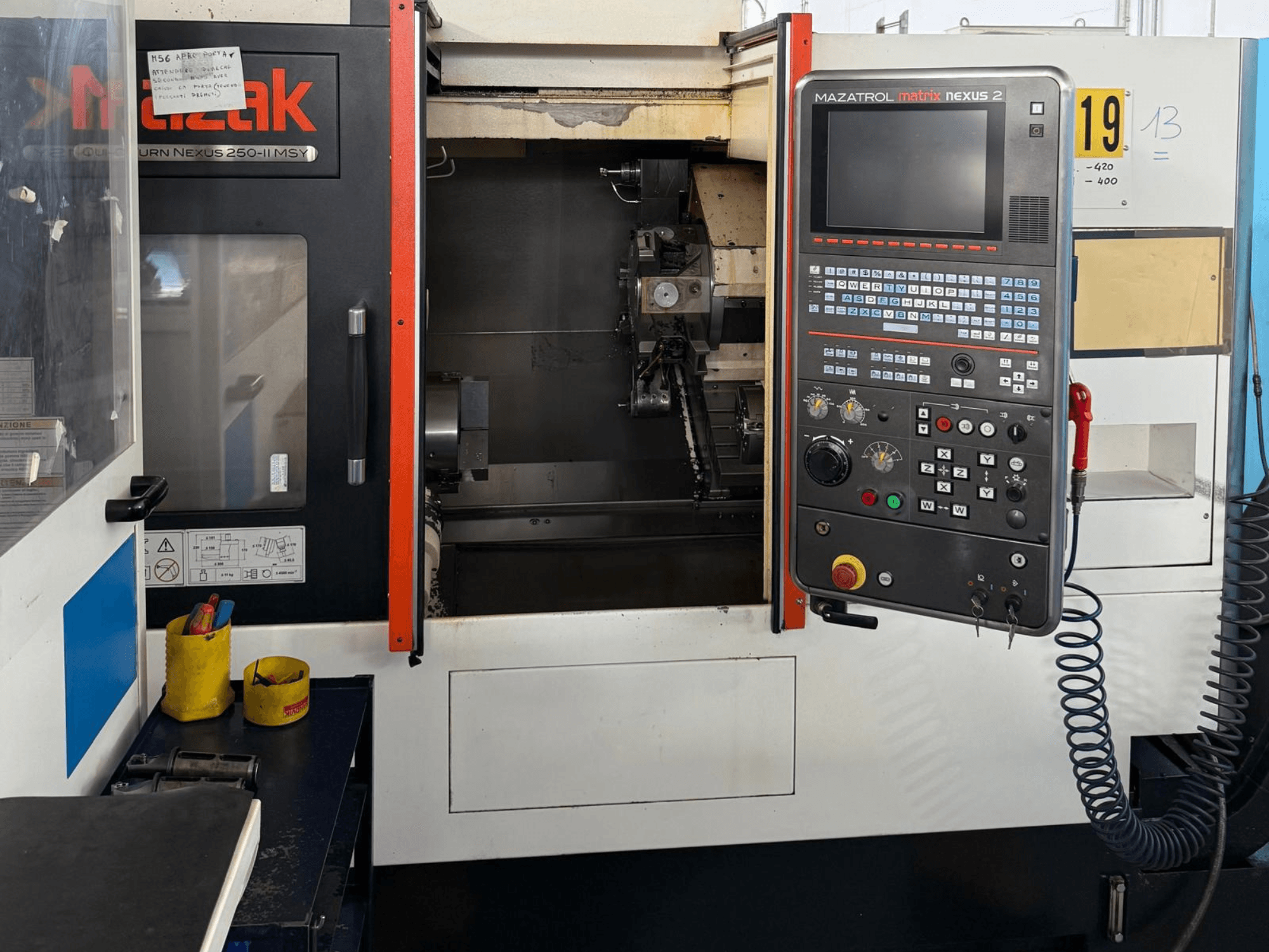 Горизонтальний токарний верстат Mazak QTN 250 II MSY у фронтальному ракурсі, з панеллю управління MAZATROL Matrix Nexus 2 та компонентами верстата.