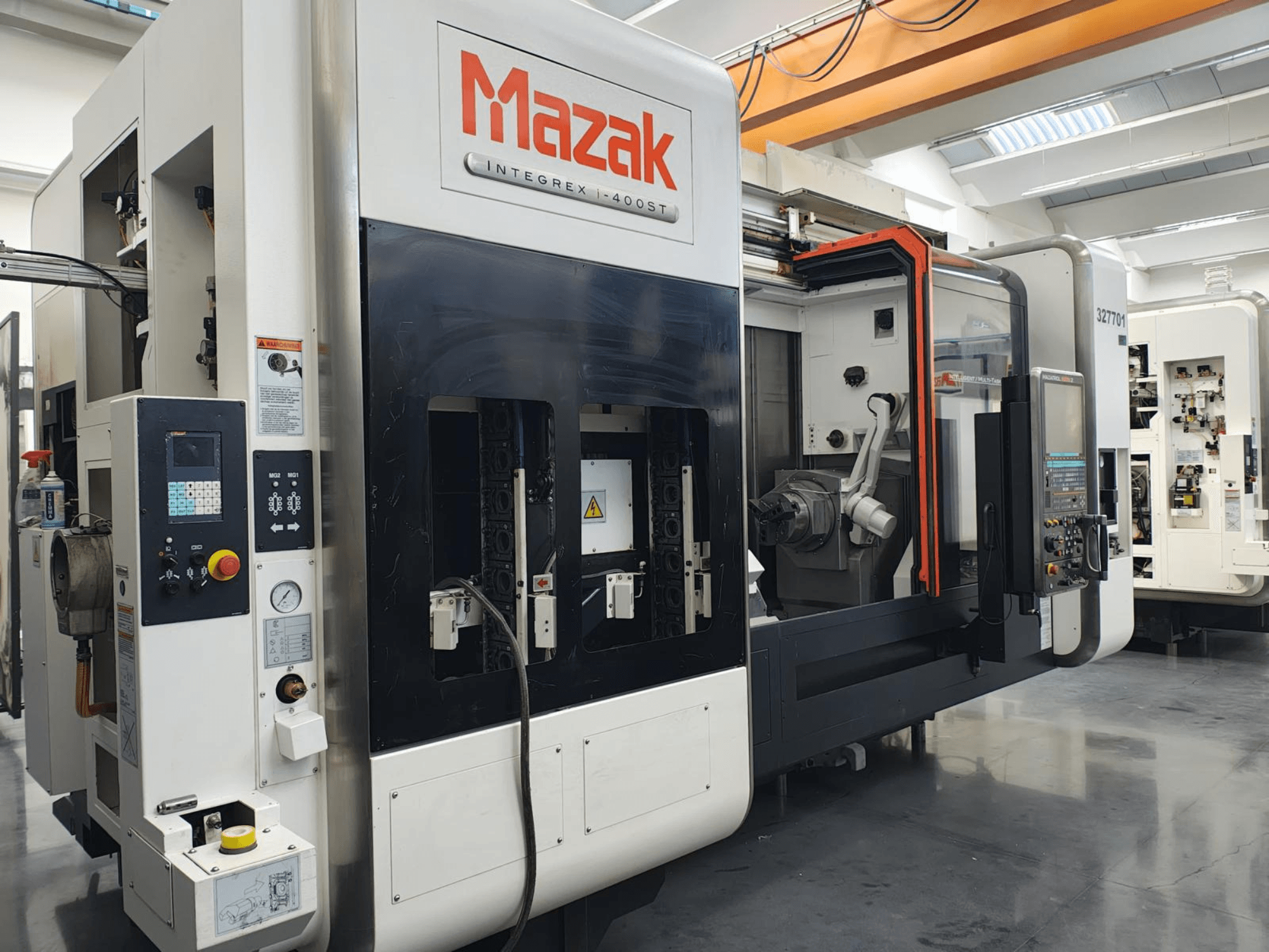 Mazak Integrex 400ST, вид спереду; верстат з ЧПУ з панеллю керування, шпинделями та роботизованою рукою в умовах майстерні.