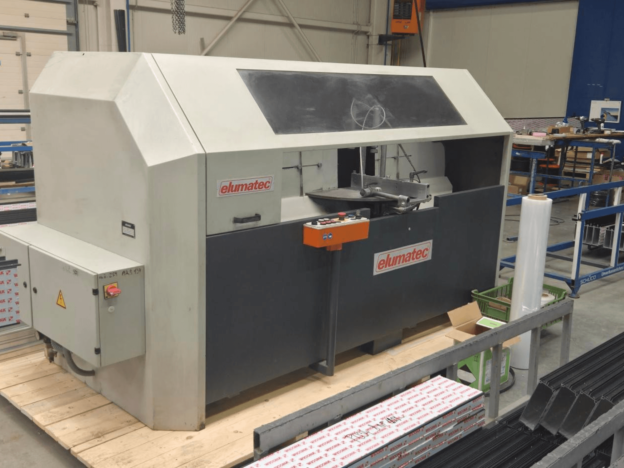 Циркулярна пила по металу Elumatec AKS 134, вид спереду, демонструє панель керування та зону різання на дерев'яній платформі.