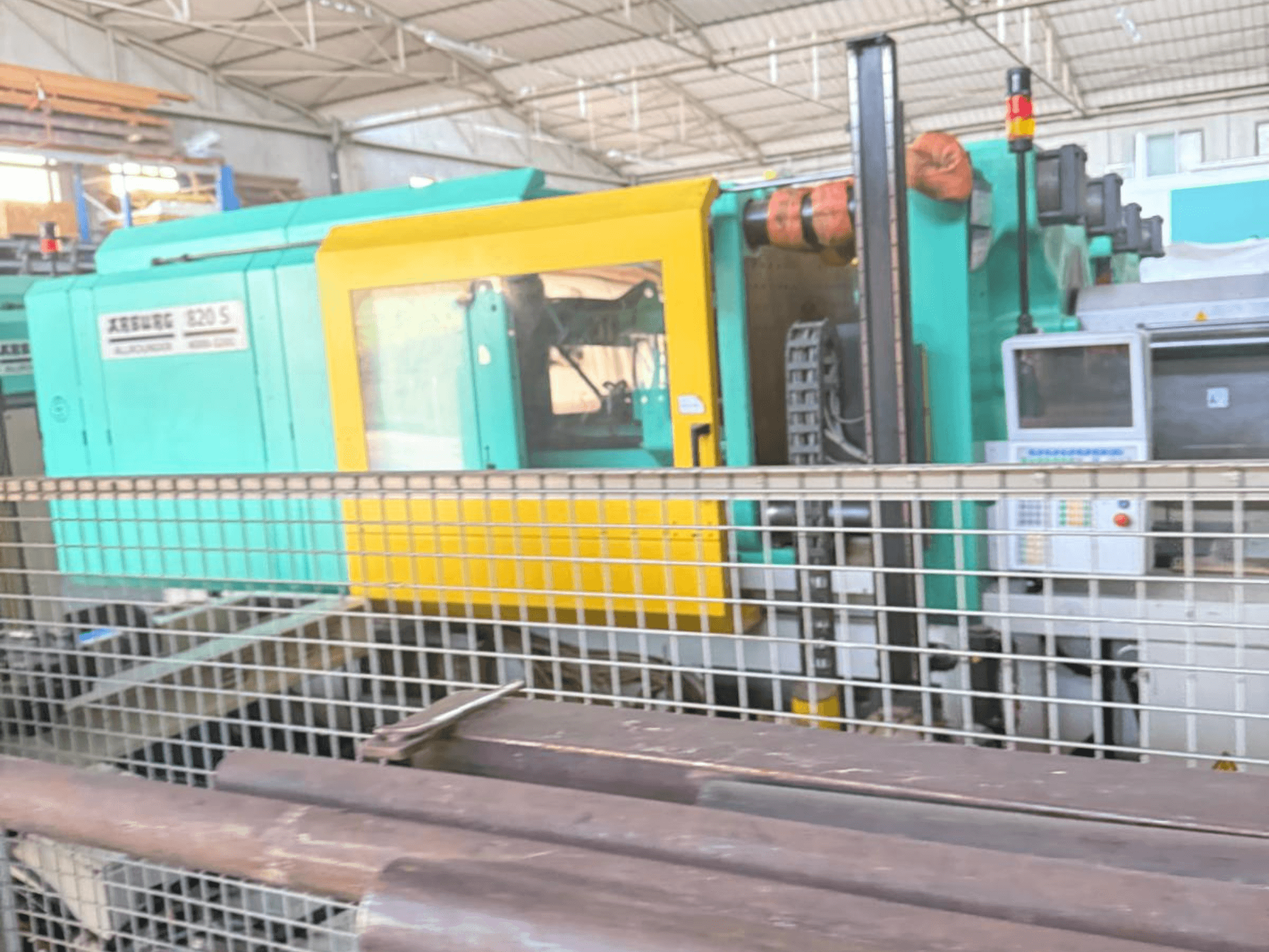 Гідравлічний термопластавтомат Arburg SELECTA 820 S 4000-3200, вид збоку, демонстраційна панель управління і яскравий жовто-блакитний дизайн.