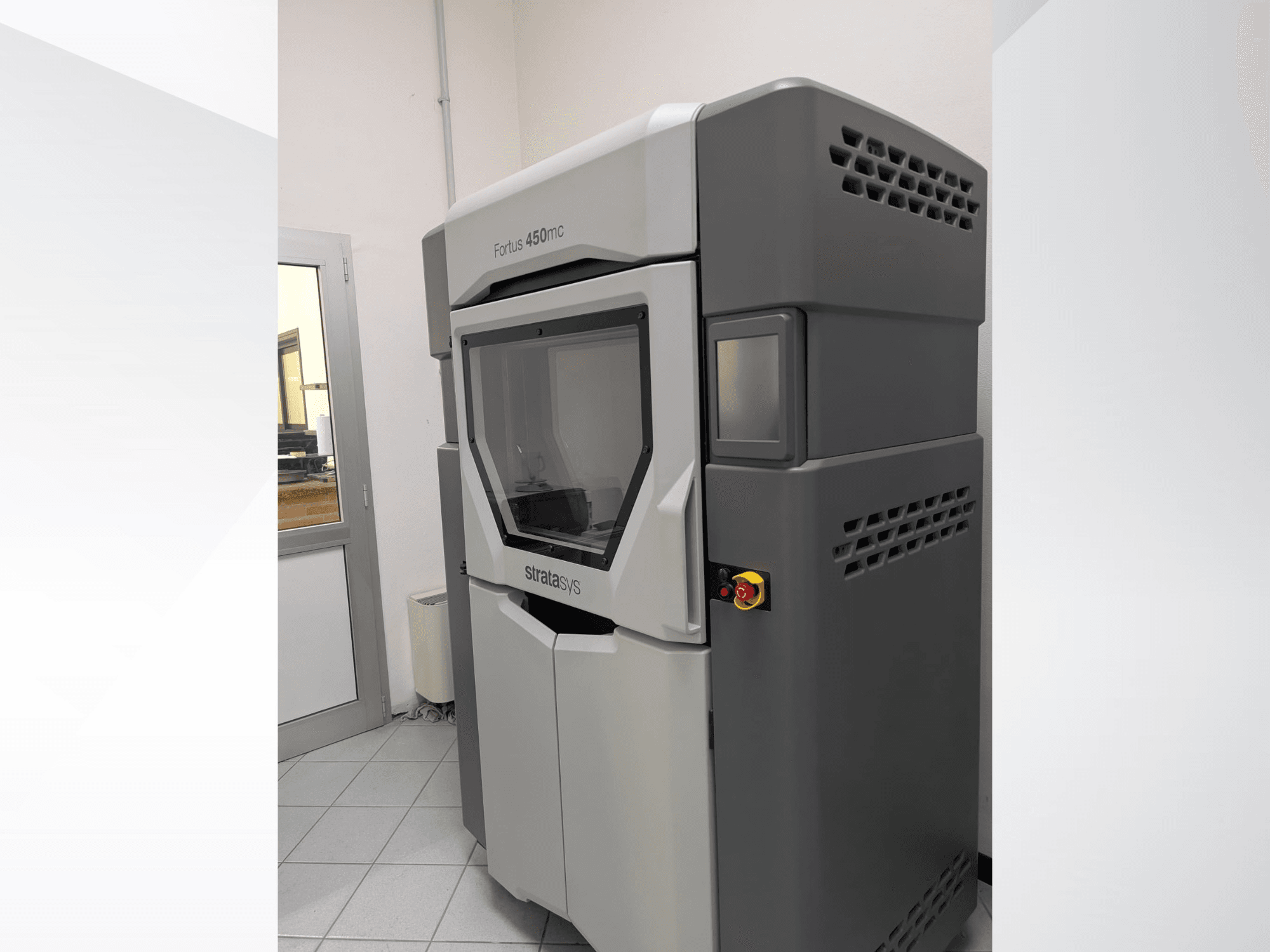 Пластиковий 3D-принтер Stratasys FORTUS 450mc у вигляді збоку, демонструючи елегантний дизайн і панель керування.