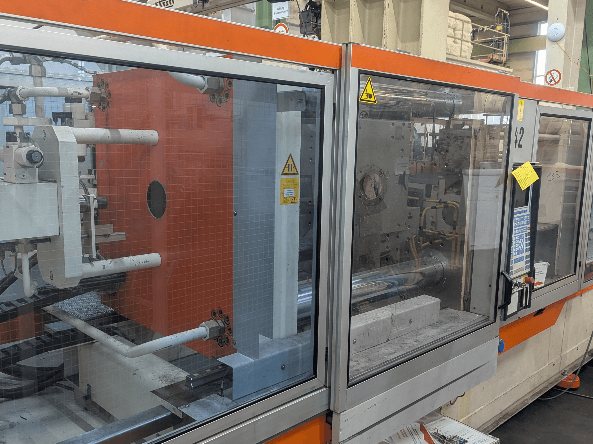 Вид спереду гідравлічної машини для лиття під тиском DEMAG SYSTEC 80/420-310 з видимою панеллю керування та компонентами машини.