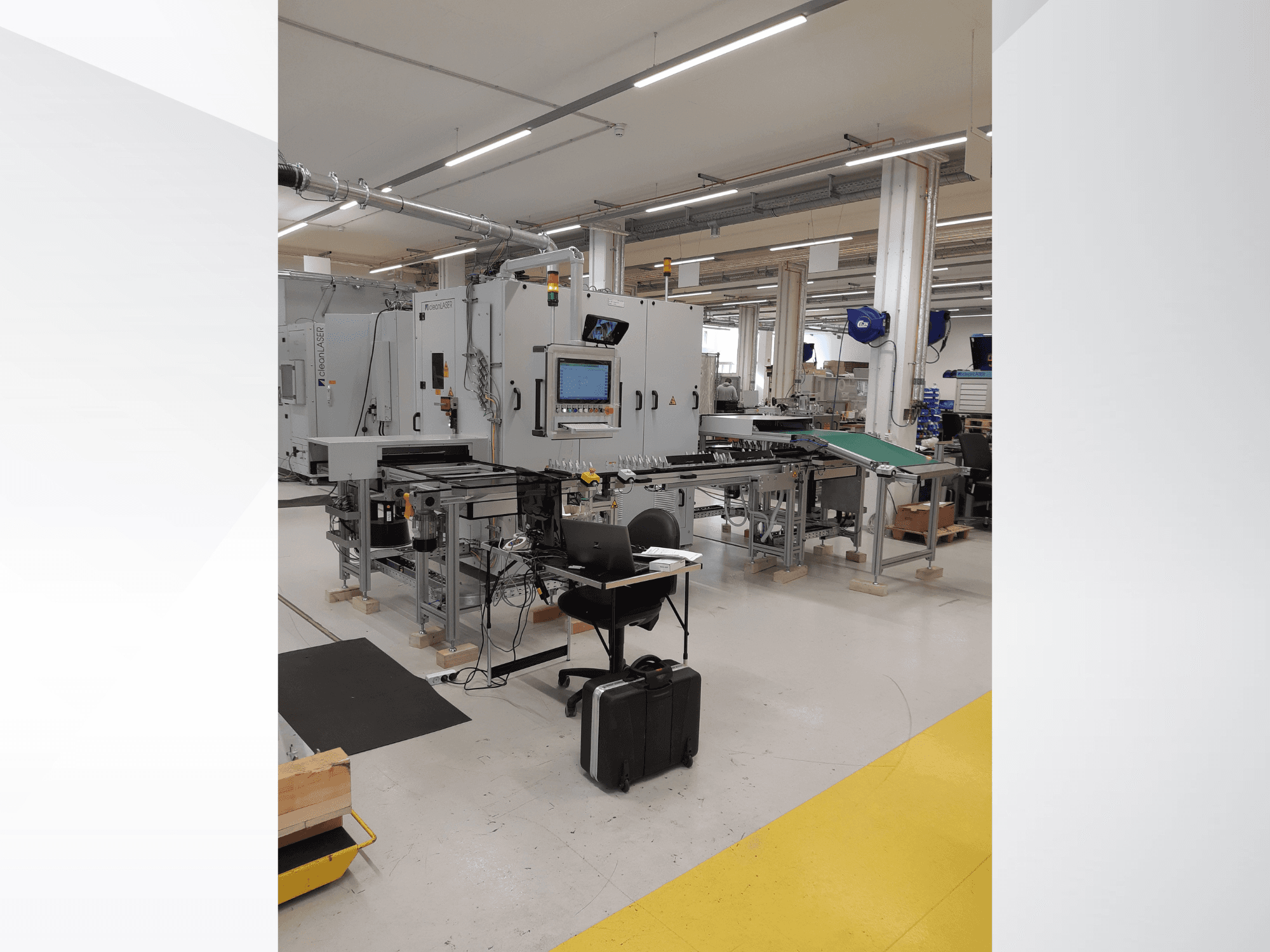 Верстат CLEAN LASER clean CELL 3220 CL600, вид спереду з панеллю керування та робочою зоною у заводській комплектації.