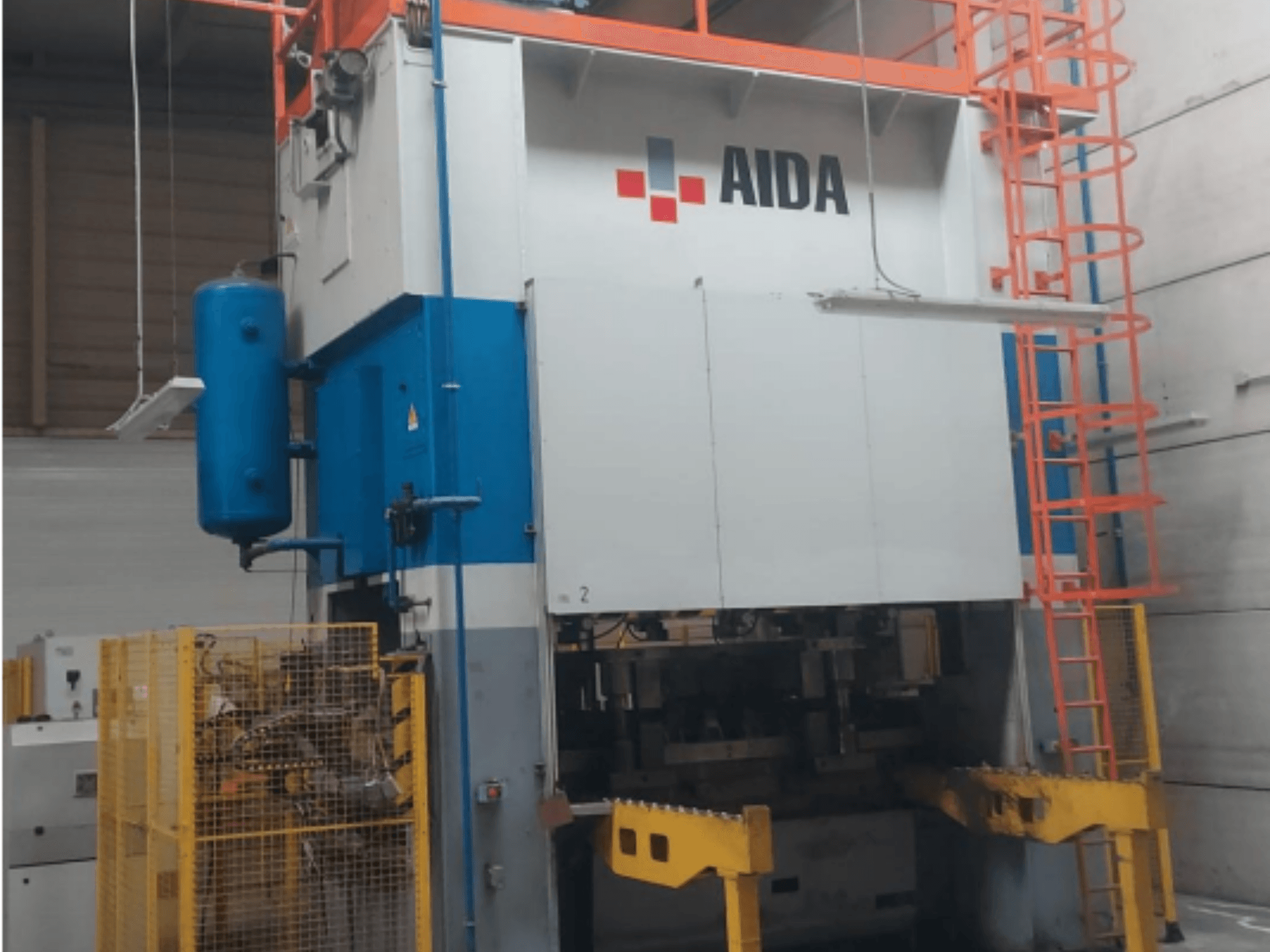 Механічний штампувальний прес AIDA 315/2MR/LD/TE 3, вид спереду з синьо-білим корпусом, жовтою основою та захисною кліткою.