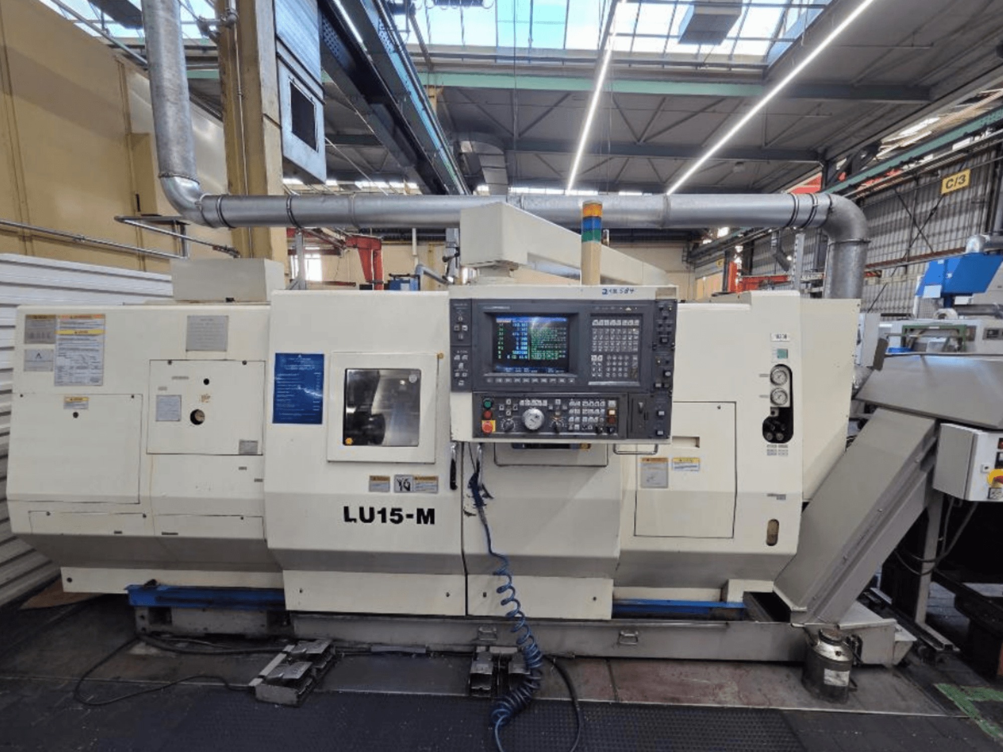 Горизонтальний токарний верстат Okuma LU15 M-2SC 1000, вид спереду з панеллю керування та функціями верстата в умовах майстерні.