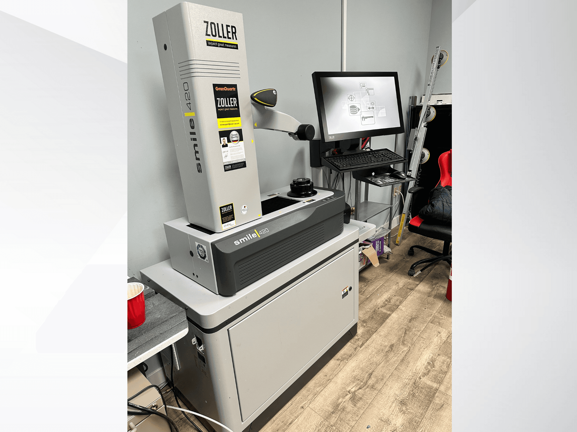 Zoller Smile 420, цифрова вимірювальна машина, показана спереду з монітором і робочою зоною на задньому плані.