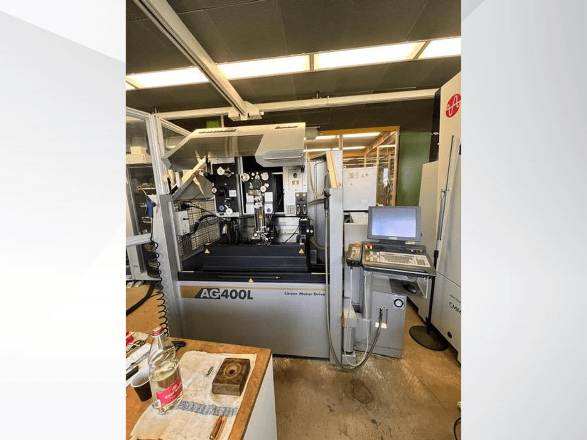 Машина з лінійним приводом AG400L, вид спереду, з панеллю керування та робочою зоною з елементами безпеки.