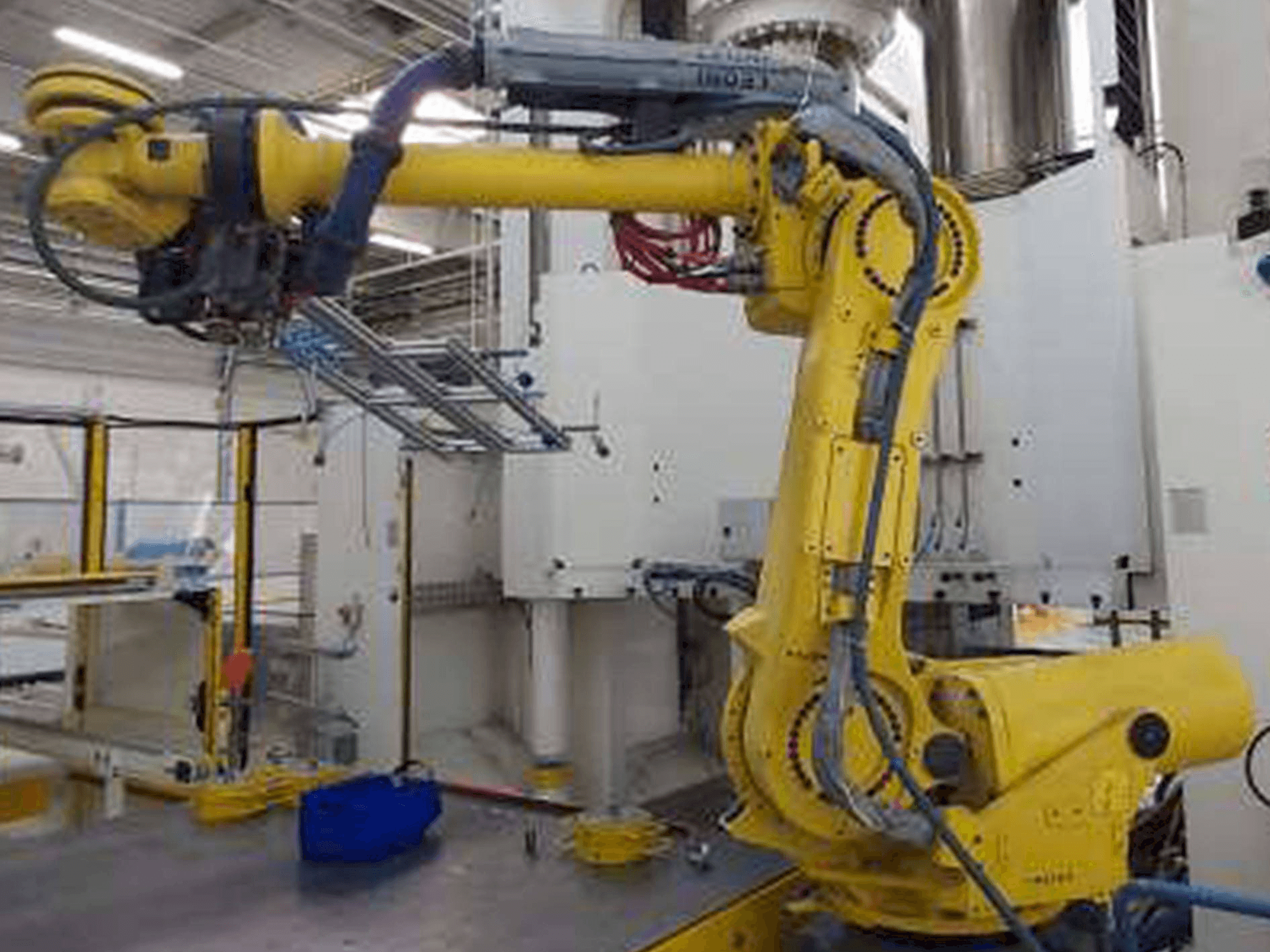 Front view of FANUC Robot R-2000iB/185L machine