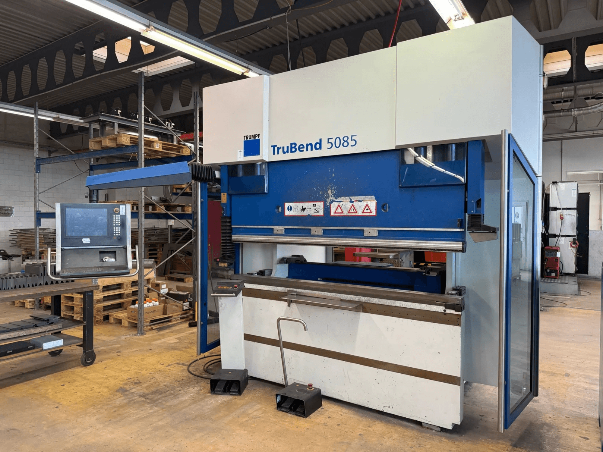 Гнучкий прес TRUMPF TruBend 5085 у цеху; вид спереду, на якому видно панель управління та зону гнуття.