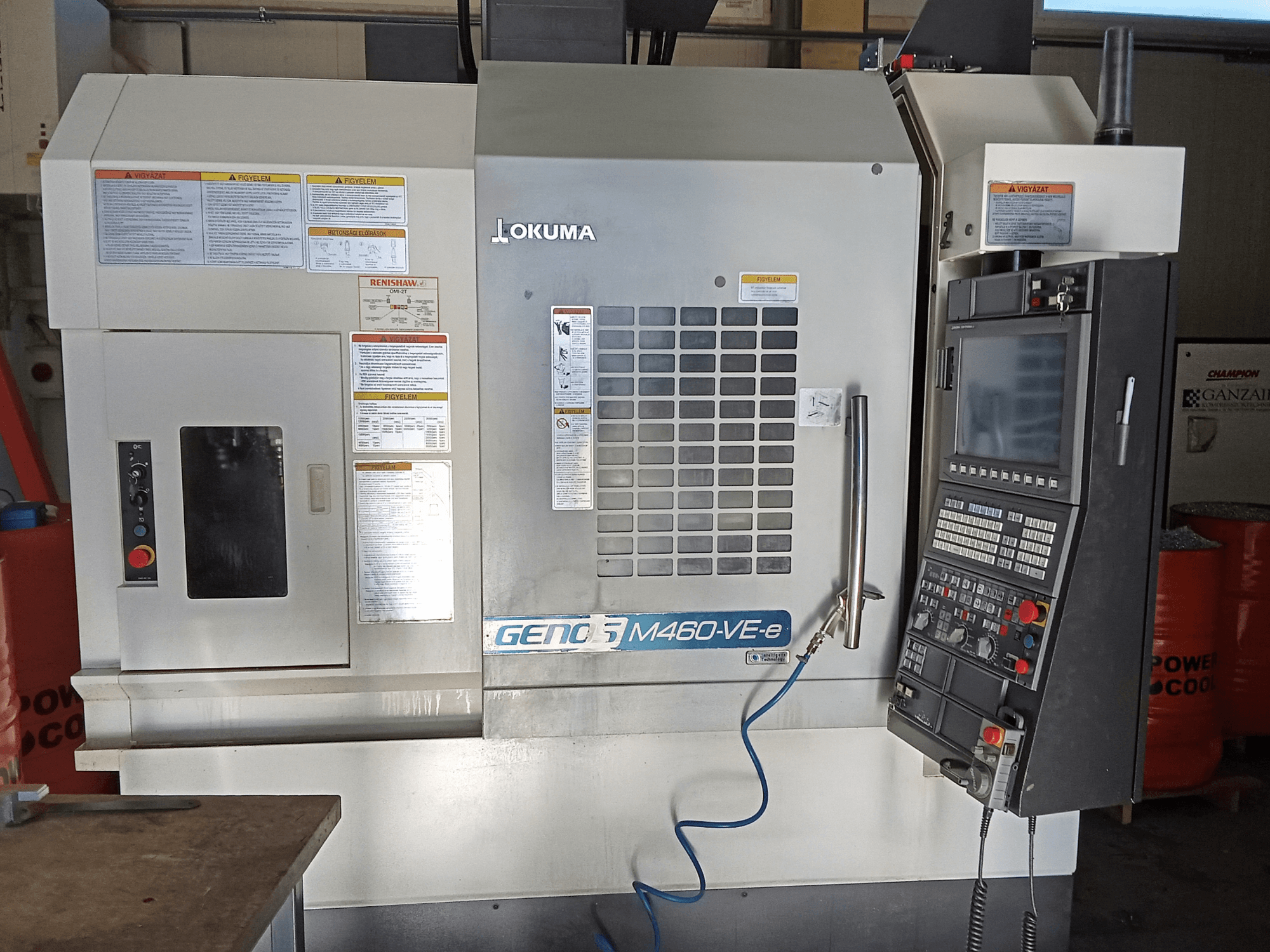 Вертикальний обробний центр Okuma M460R-VE, вид спереду, з панеллю керування та робочим інтерфейсом.