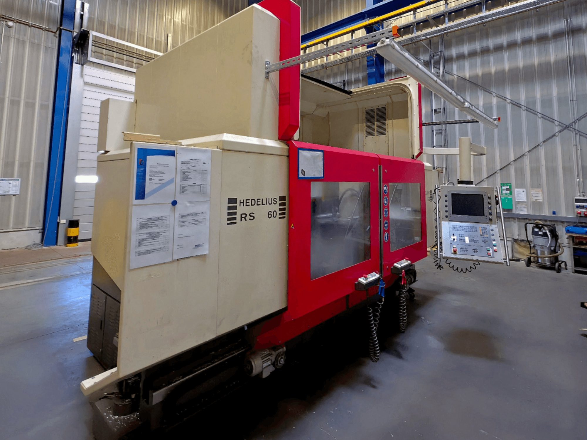 Вертикальний обробний центр HEDELIUS RS 60 K - 2000, вид збоку, видно панель керування та інструкції з техніки безпеки.