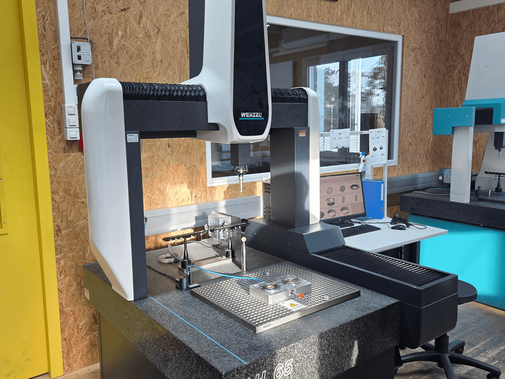 Координатно-вимірювальна машина Wenzel LH 65 в лабораторній установці, вид спереду, на екрані відображаються вимірювальні інструменти і монітор.