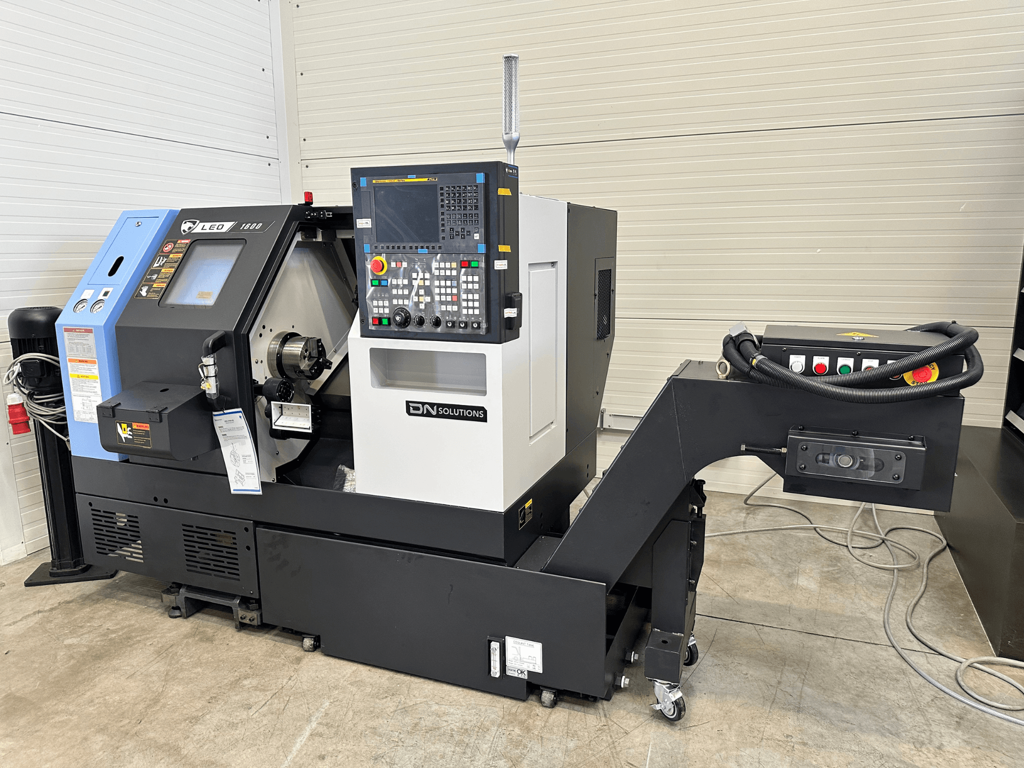 Вид спереду токарно-фрезерного центру DN SOLUTIONS Leo 1600 з цифровою панеллю керування та тримачем інструменту на чорній основі.