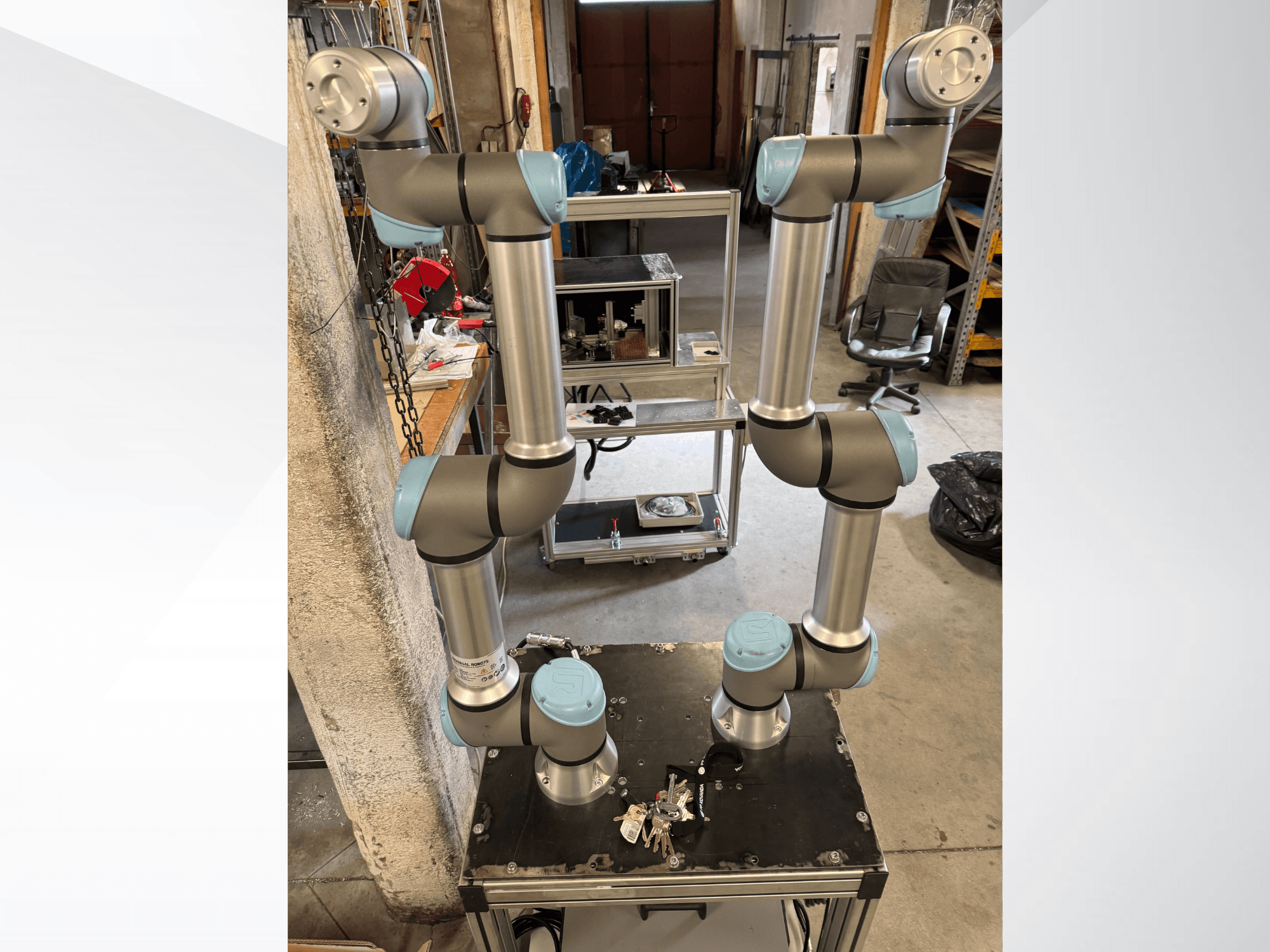 Роботизована рука Universal Robots UR5e, зображена у вигляді зверху, демонструє багатошарнірну алюмінієву конструкцію та сіро-блакитні шарніри.