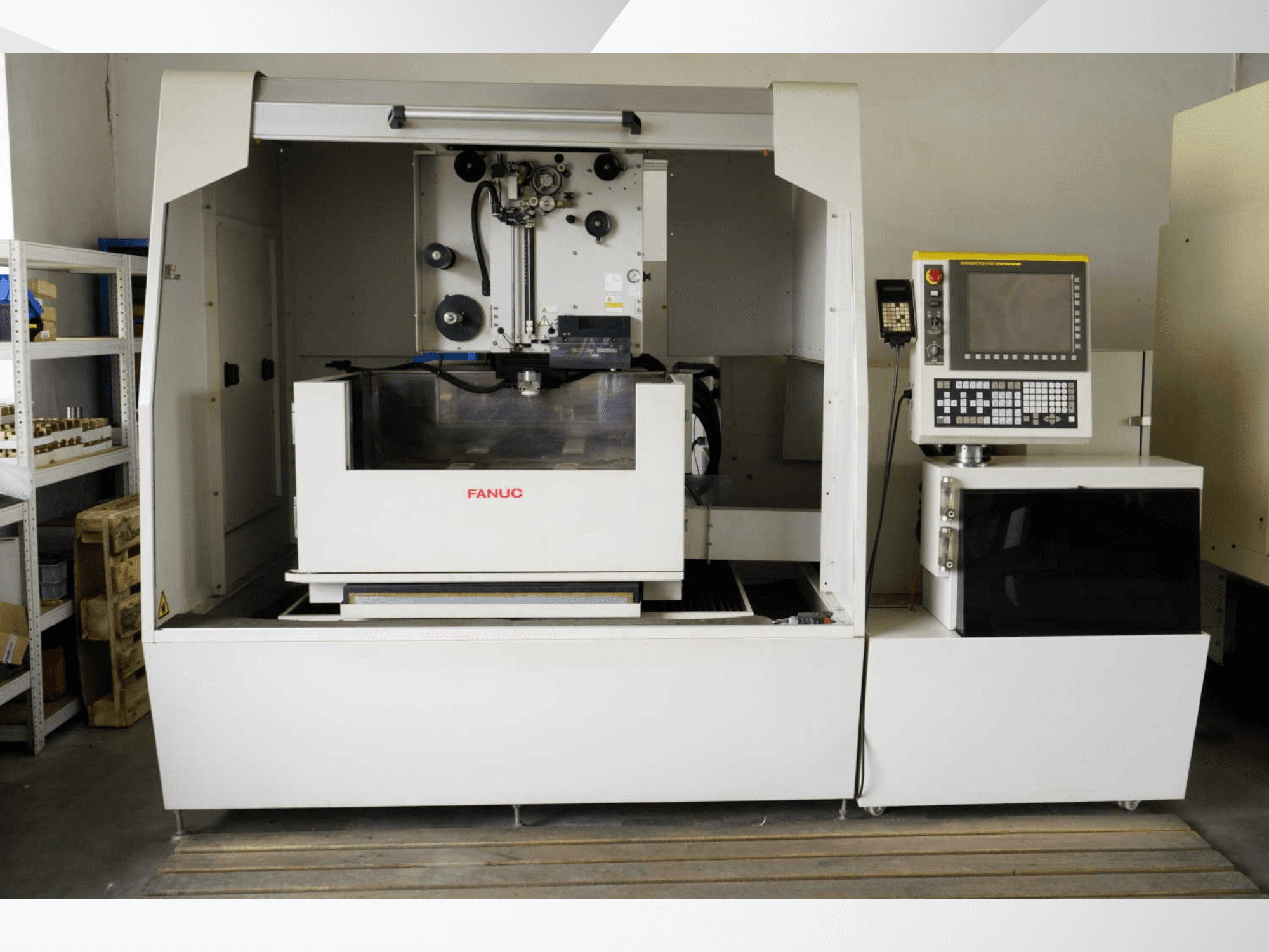 Електроерозійна дротова машина FANUC ROBOCUT alpha-1iD, вид спереду, що демонструє панель керування та особливості робочої зони.