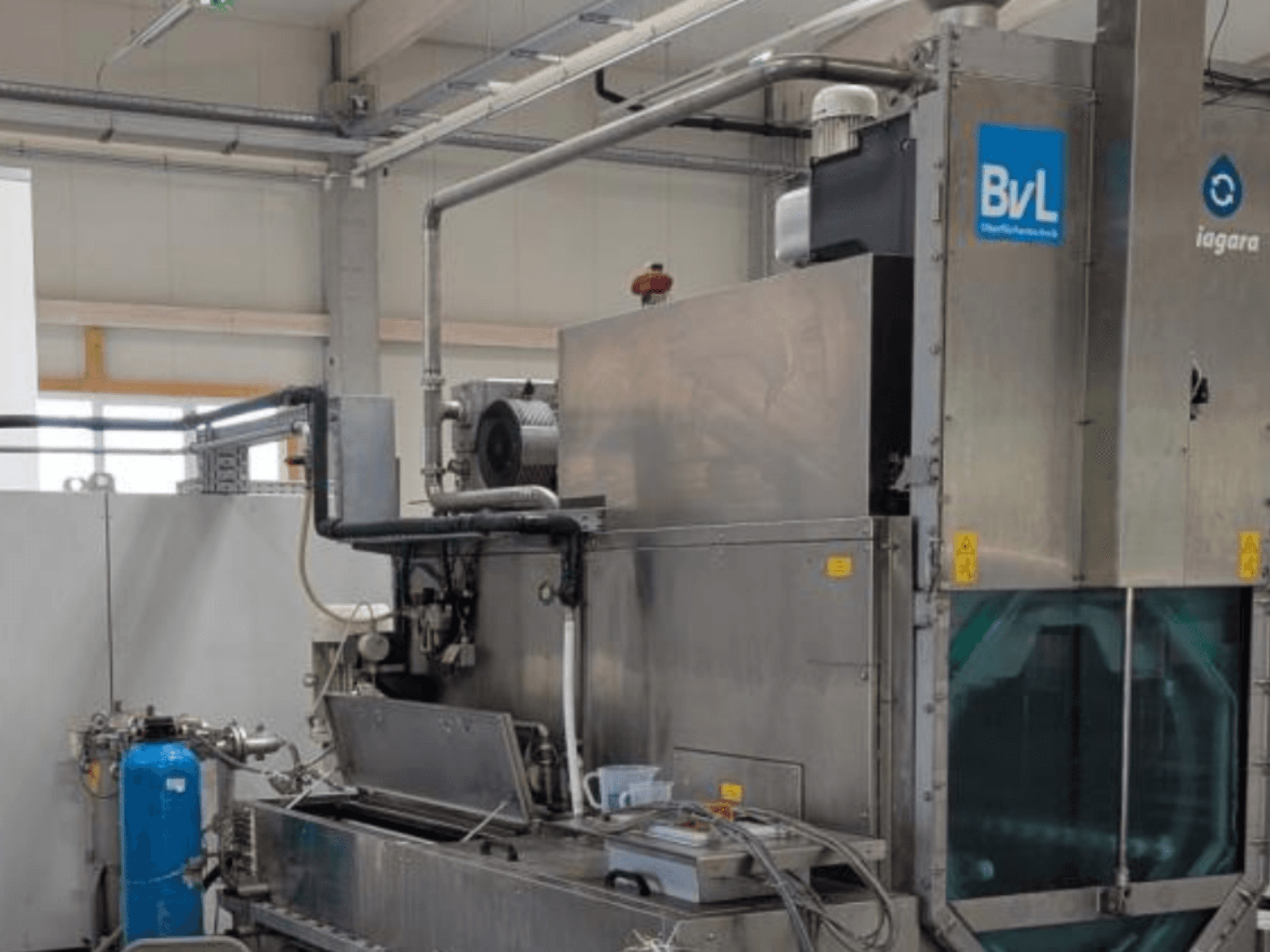 Верстат BvL Niagara DFS 800-2T у заводській комплектації, вид збоку, на якому видно металеву конструкцію та підключені шланги.