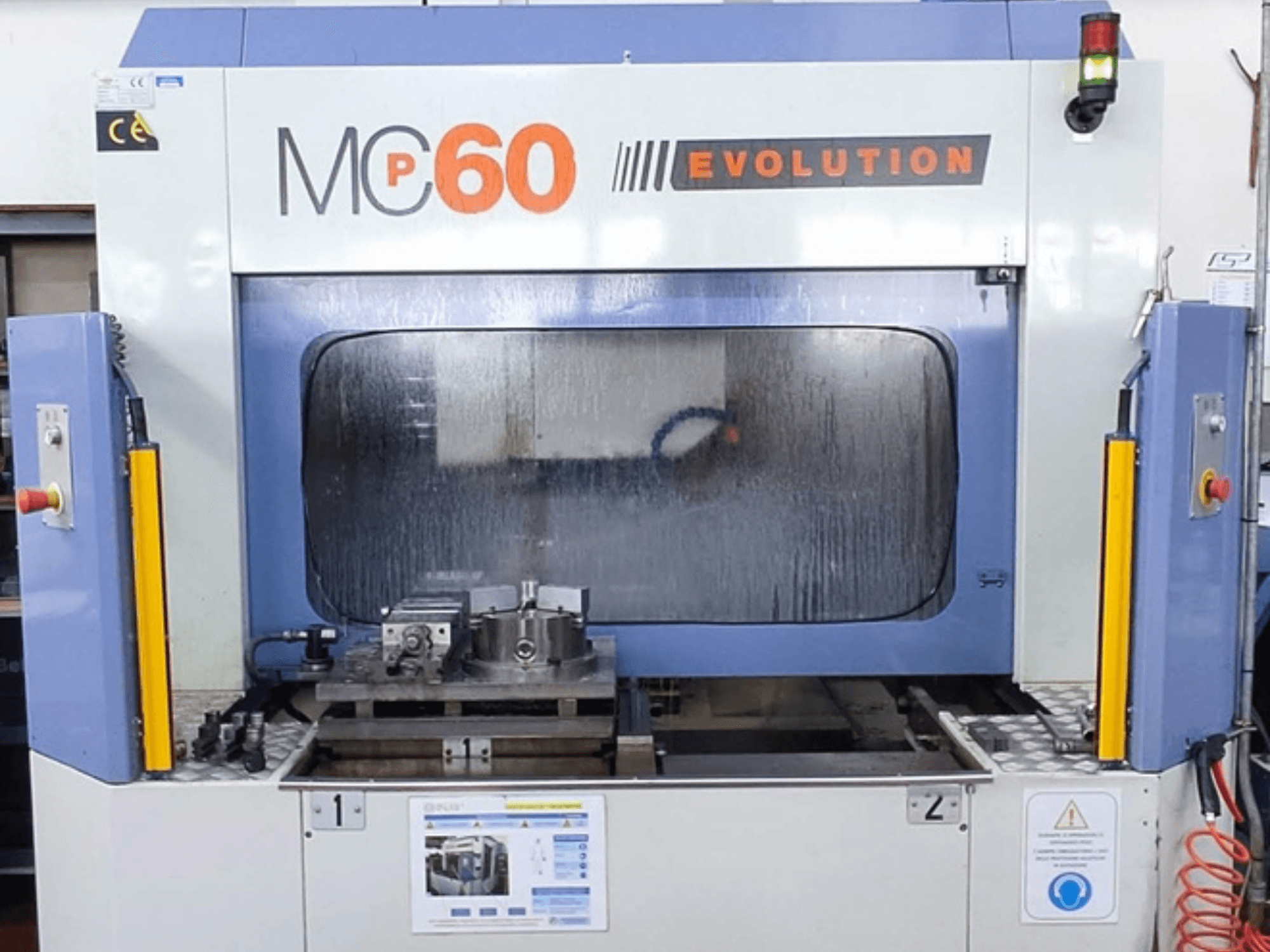 Вертикальний обробний центр FAMUP MCP 60 E вид спереду, з панеллю керування та інструментом в робочій зоні.