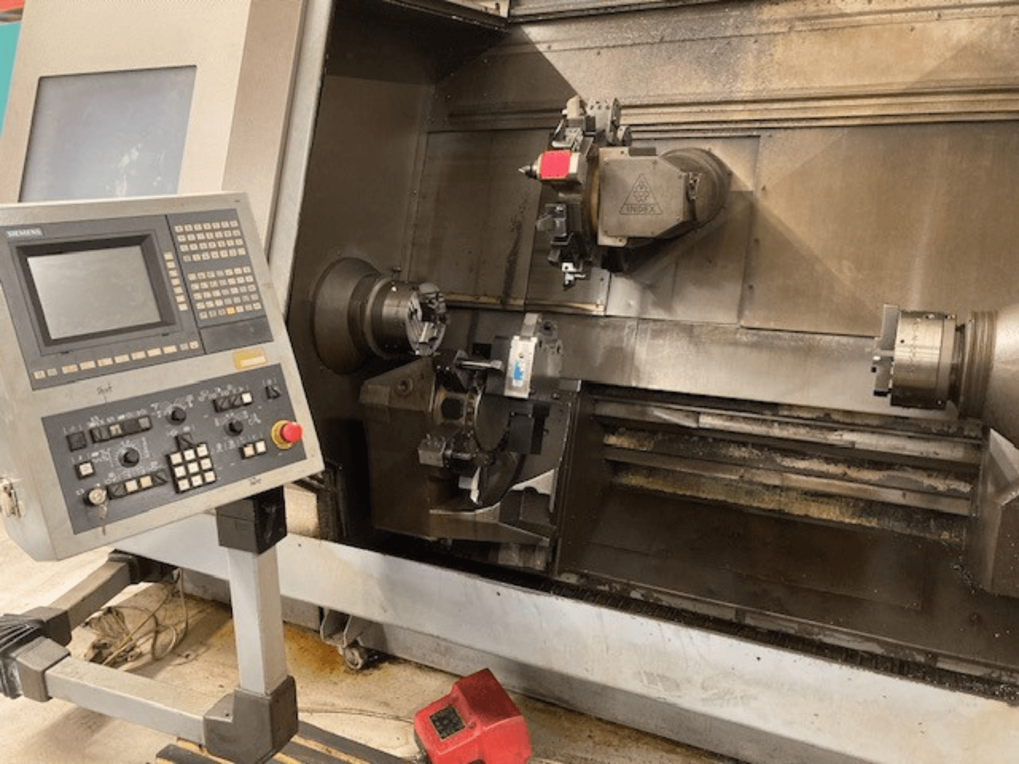 Горизонтальний токарний верстат Index G300 L YB з панеллю керування, видимим патроном і робочою зоною, вид спереду.