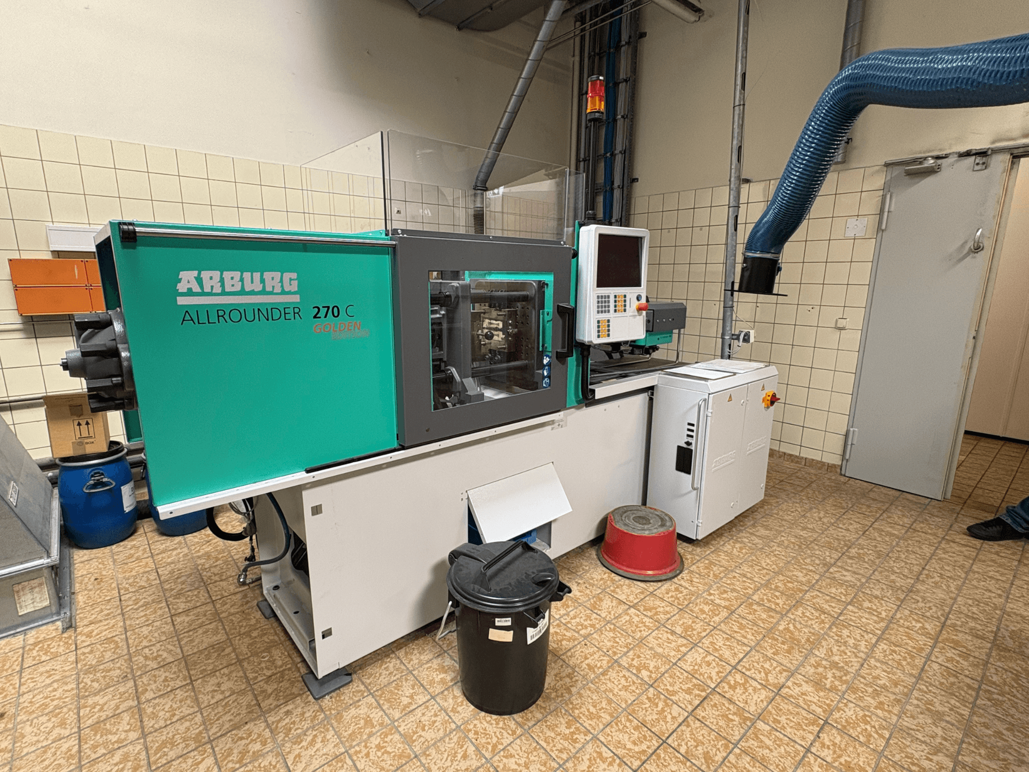 Гідравлічна термопластавтомат Arburg ALLROUNDER 270 C у боковому ракурсі, з панеллю керування та підключеним обладнанням.