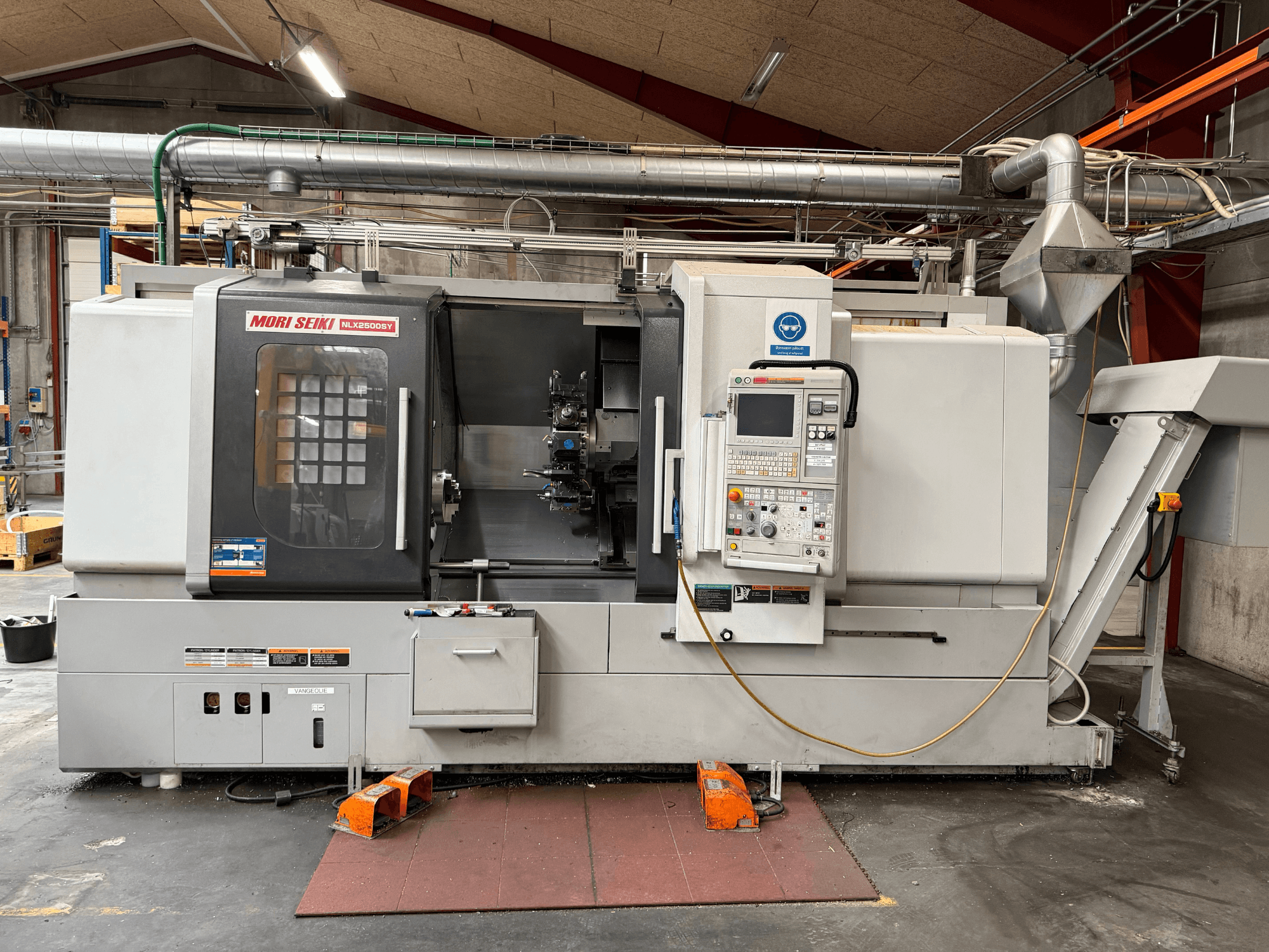 Горизонтальний токарний верстат DMG MORI NLX2500SY/1250, вид спереду, на якому видно панель керування та робочі вузли.