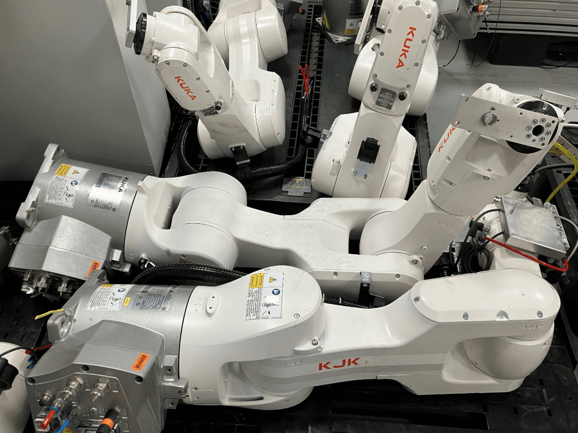 Робот-маніпулятор KUKA KR 10 R900 CR у вигляді збоку, демонструючи структуру шарнірів, двигуни та деталі електропроводки.