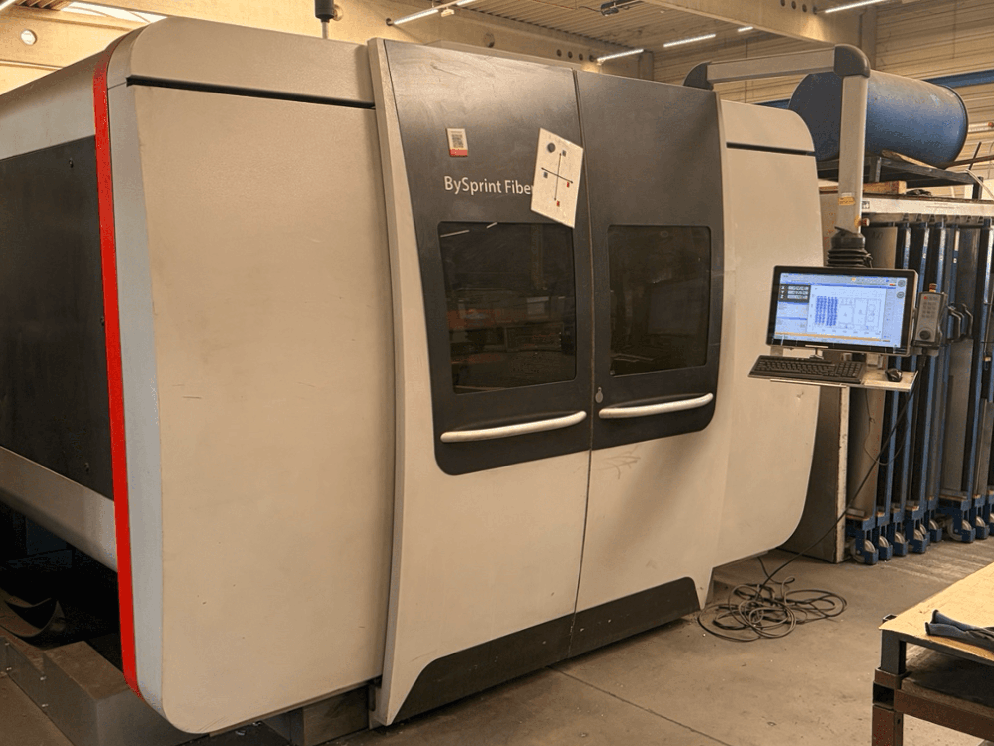 Bystronic BySprint Fiber 3015 — вид спереду на верстат для різання волоконним лазером із сенсорною панеллю керування та промисловим оформленням.