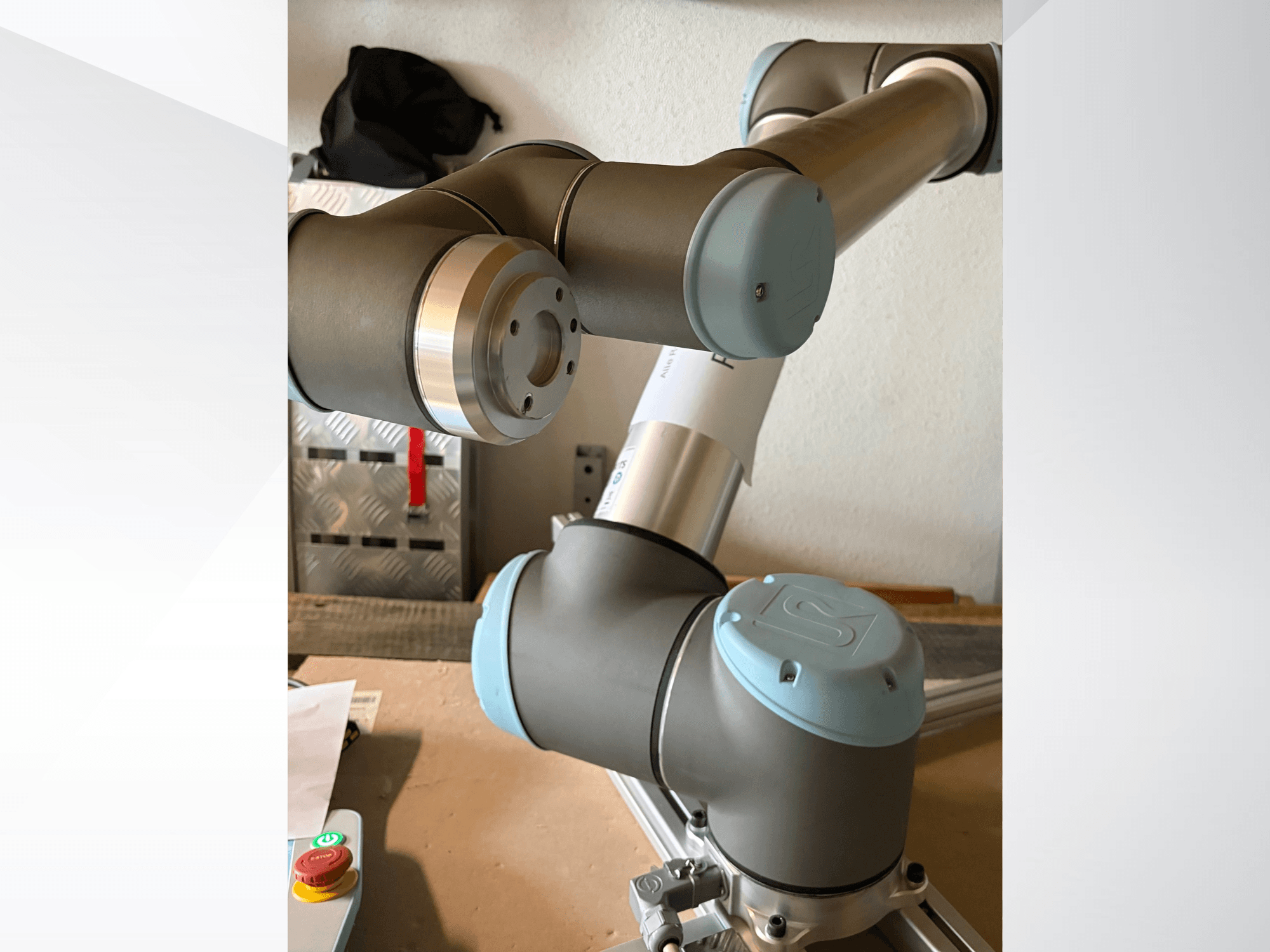 Вид збоку роботизованої руки Universal Robots UR10 крупним планом, з виділенням з'єднань і сіро-блакитних елементів дизайну.