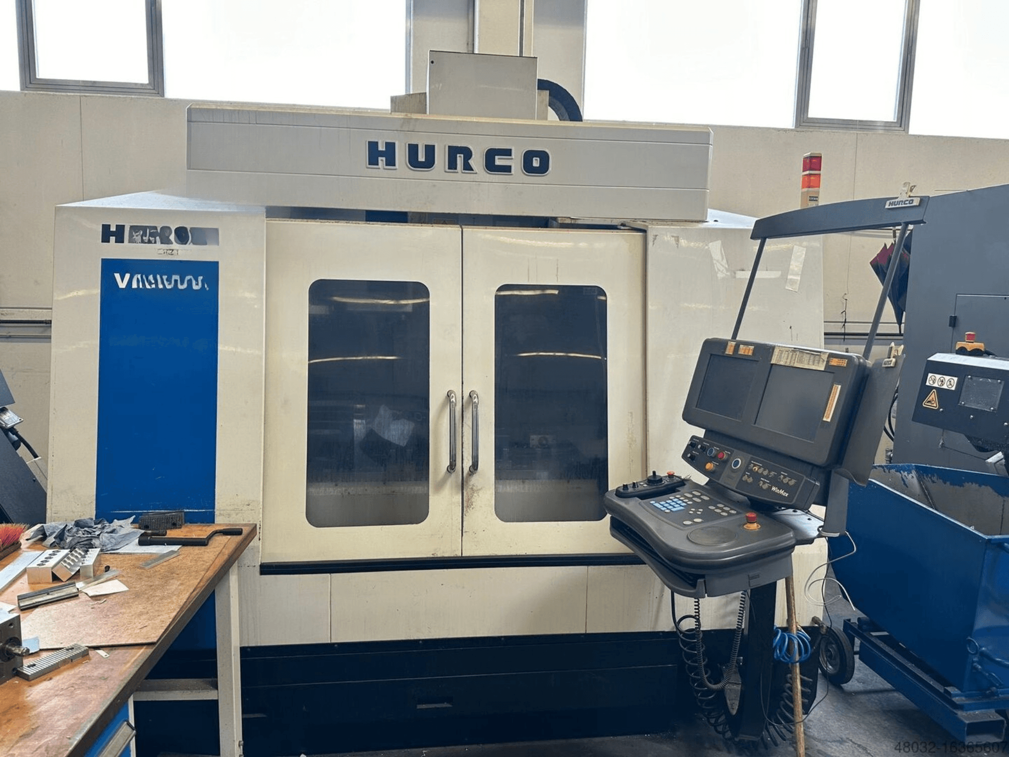 Вертикальний обробний центр Hurco VMX42t із панеллю керування та великими оглядовими вікнами, зображений у цехових умовах.