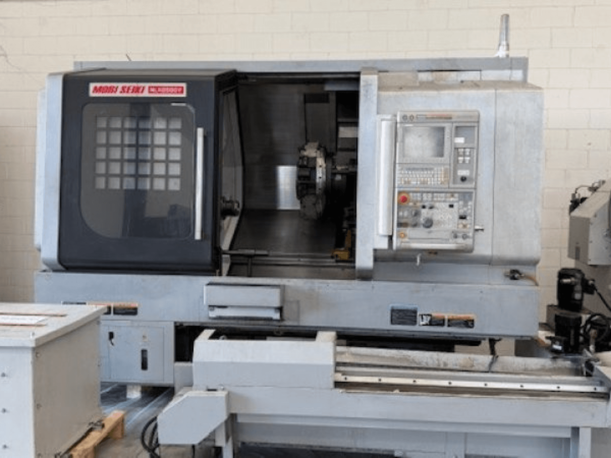 Горизонтальний токарний верстат MORI SEIKI NLX 2500Y, вид спереду, демонструє панель керування та робочу зону.