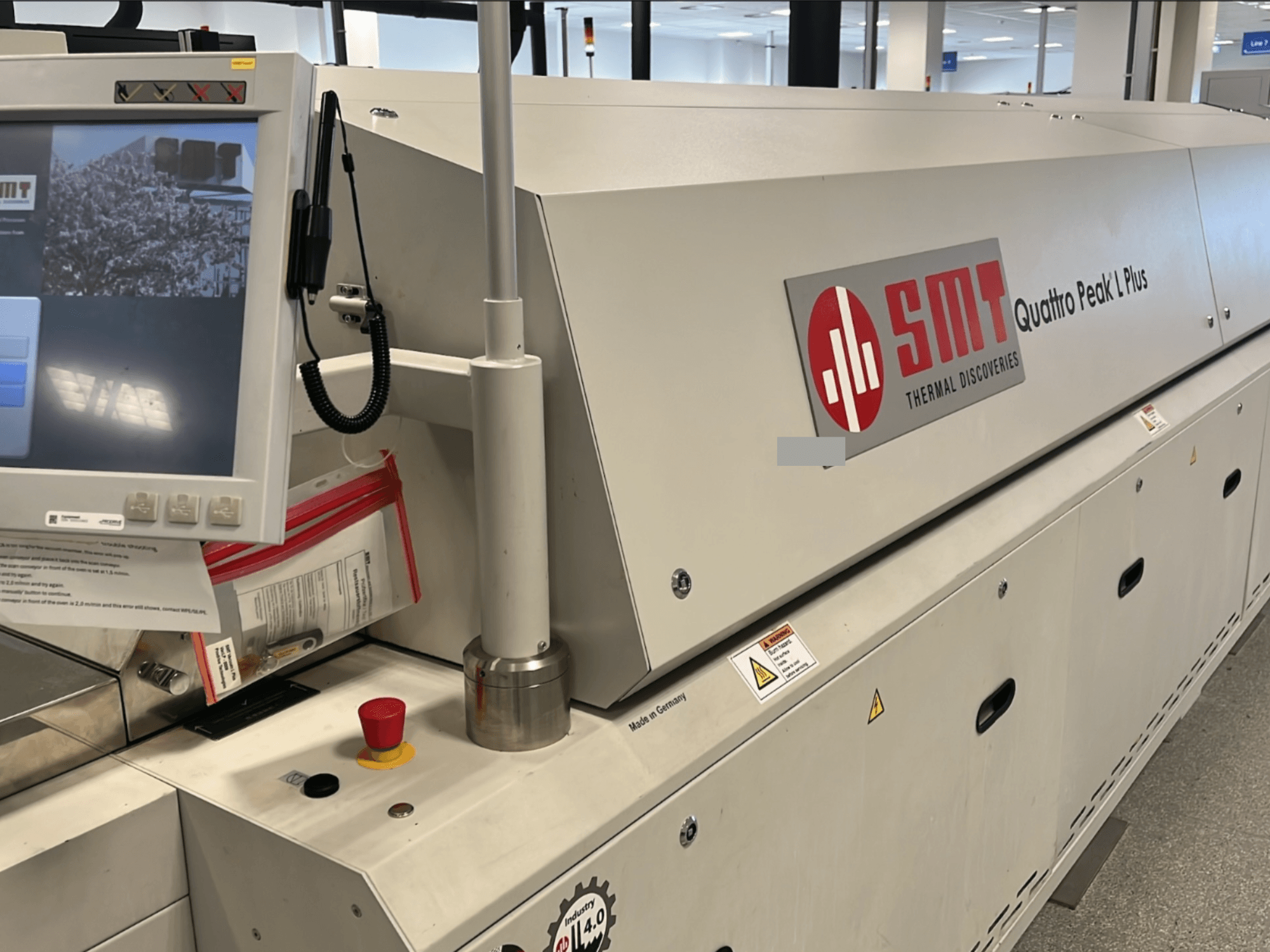 Верстат SMT Quattro Peak L Plus, вид спереду, на якому чітко видно панель керування, кнопки безпеки та маркування.