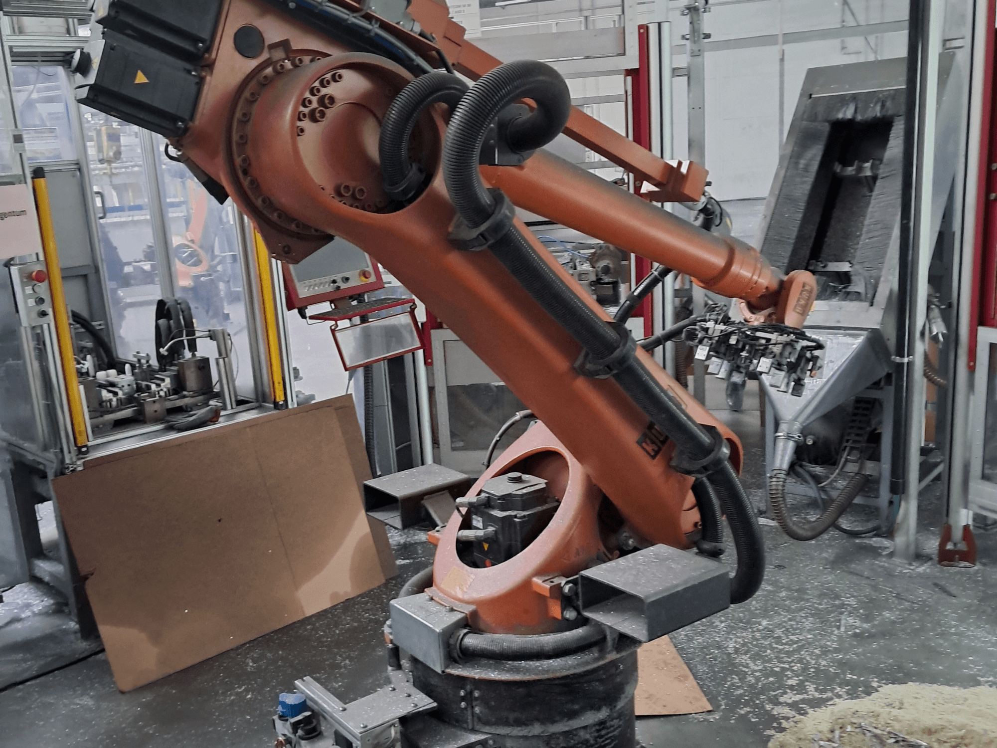 Роботизована рука KUKA KR 30 L 16-2 у цеху, вид спереду. На фото видно шарнірні з’єднання та промислове робоче середовище на задньому плані.