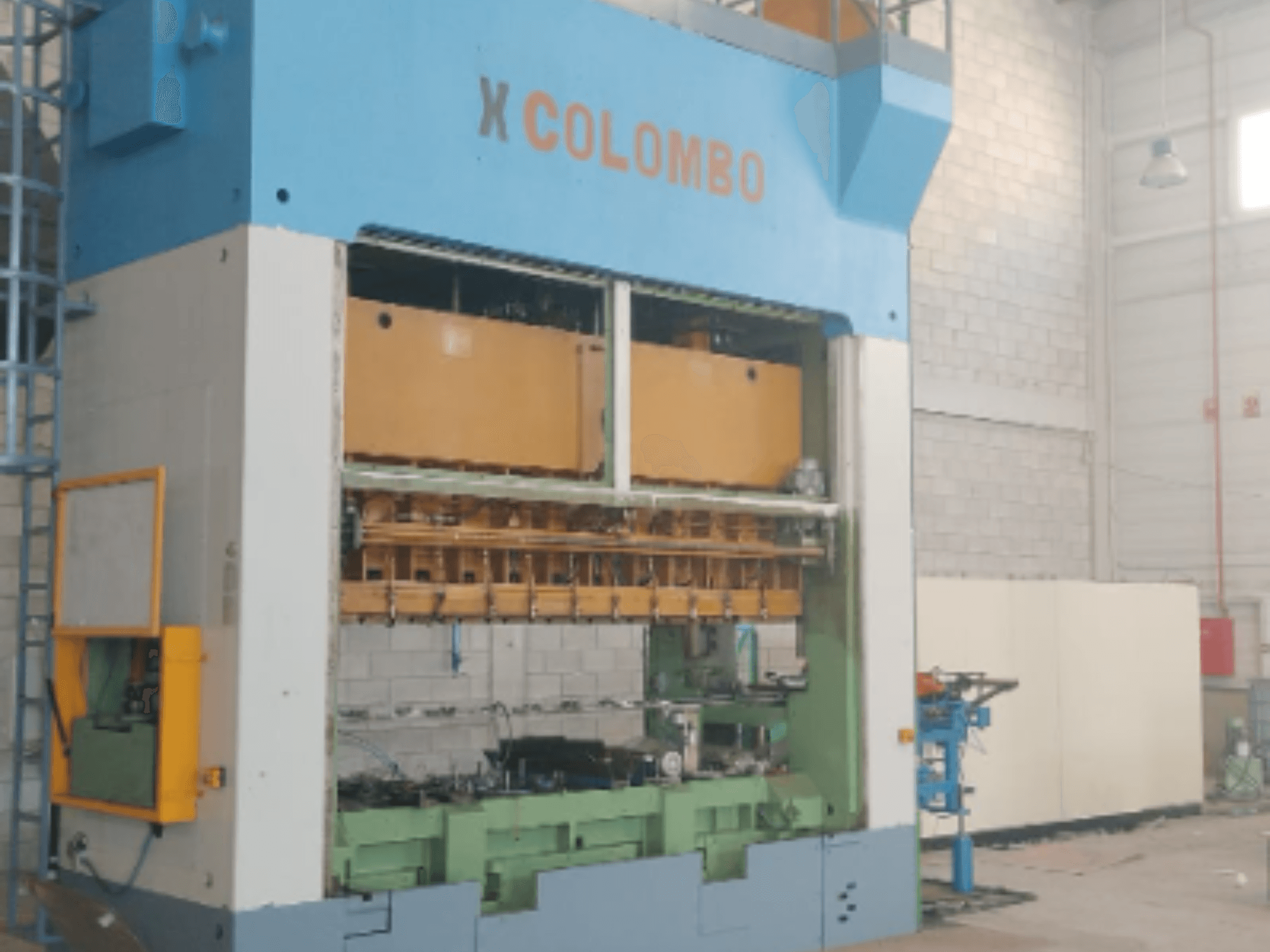Механічний штампувальний прес Colombo Agostino T231A315, вид спереду, що демонструє компоненти обладнання та особливості його роботи.
