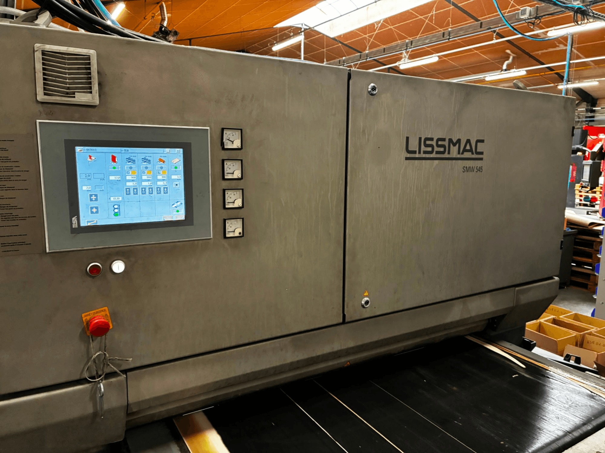 Машина для зняття задирок LISSMAC SMW 545 RTTB у боковому ракурсі, оснащена панеллю керування з сенсорним екраном та індикаторами.