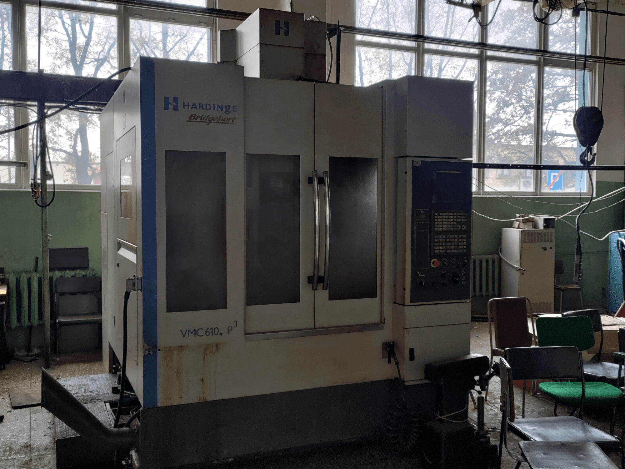Вертикальний обробний центр Bridgeport VMC-610 XP3 у вигляді спереду, на якому видно панель керування та великі скляні дверцята.