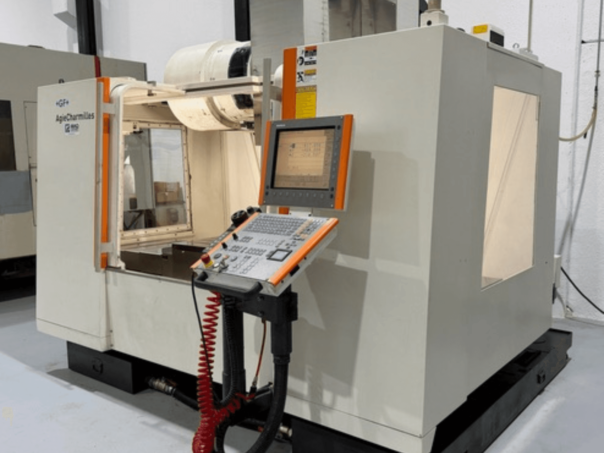 Фрезерний верстат GF AgieCharmilles MIKRON у вигляді збоку, з панеллю керування з кнопками та дисплеєм.