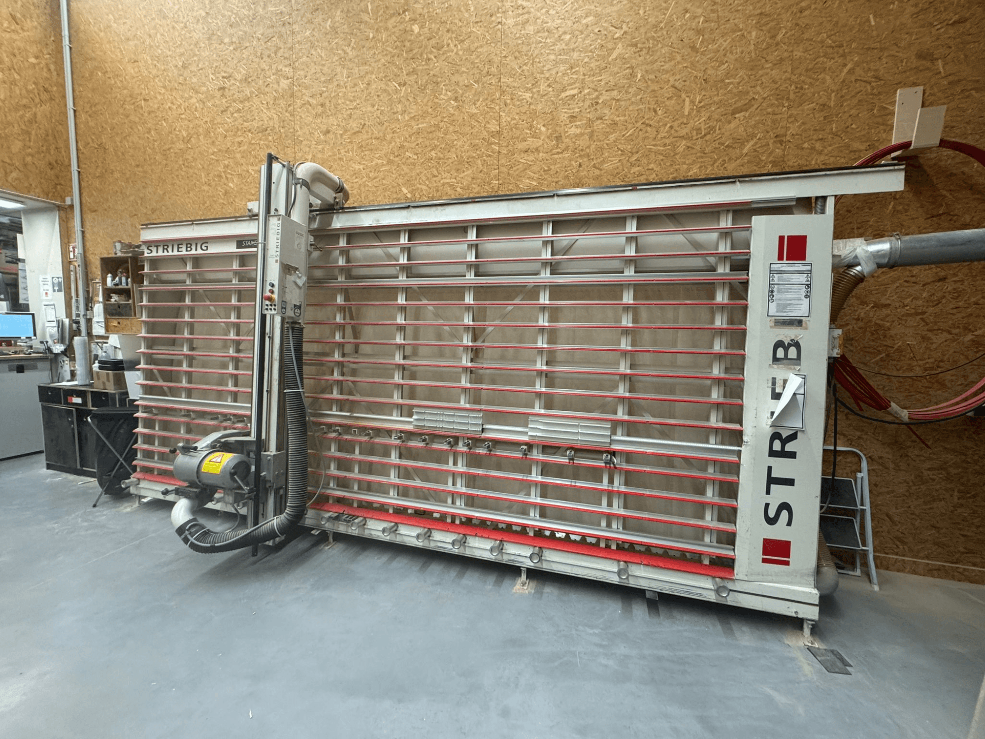 Контурна пила STRIEBIG з великим вертикальним полотном, вид збоку з пиловідведенням і панеллю керування. Ідеально підходить для обробки деревини.