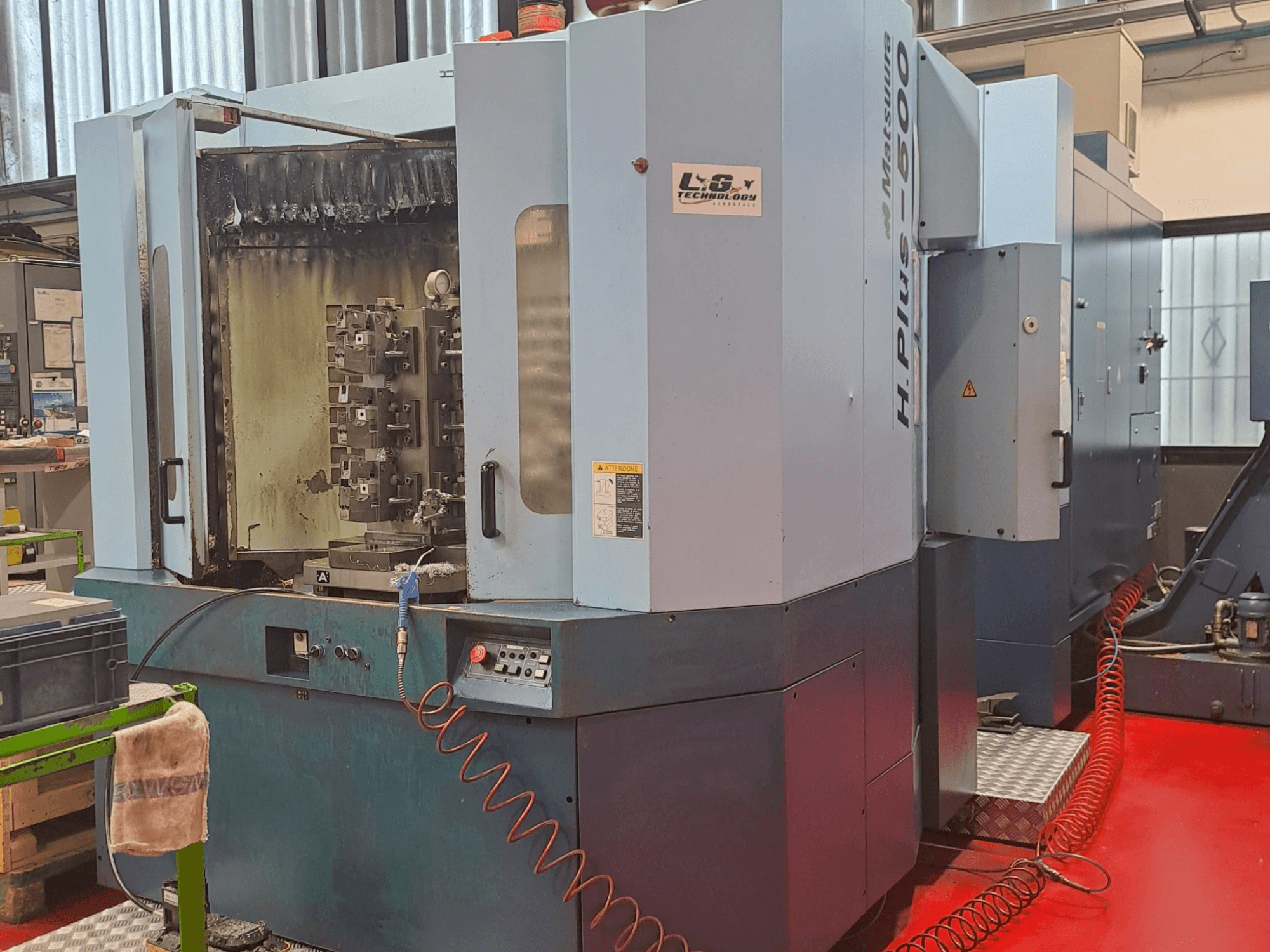 Горизонтальний обробний центр Matsuura H.PLUS-500, вид збоку, демонструє елементи керування та шпиндель з видимими ознаками зносу.