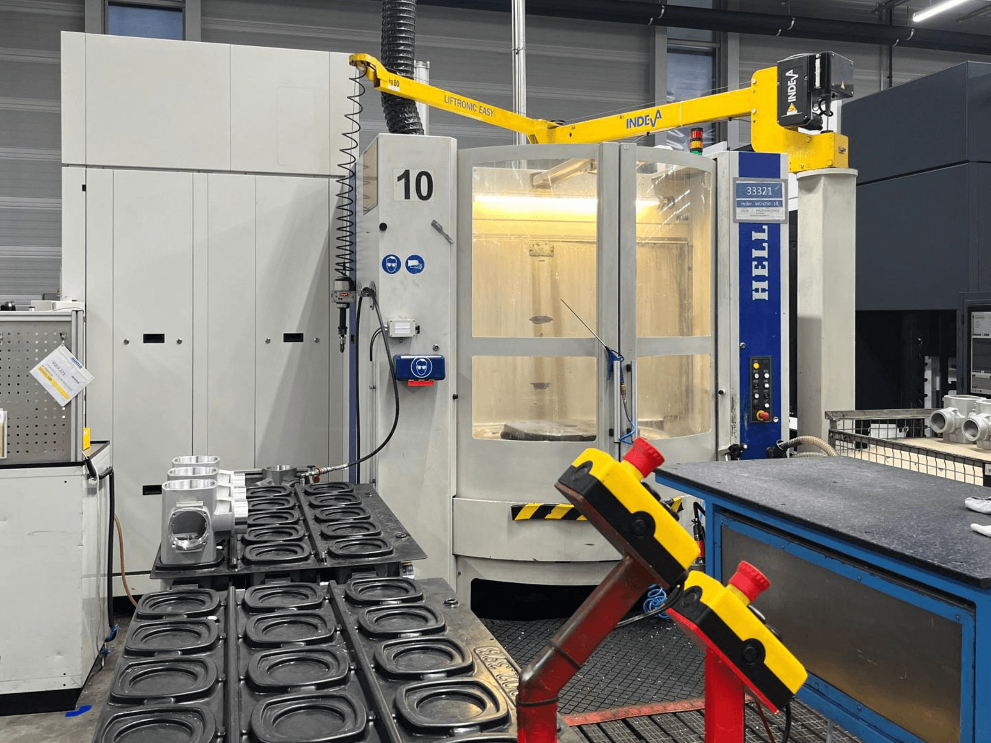 Горизонтальний обробний центр HELLER MCH 250, вид спереду, з алюмінієвими деталями та кнопками керування, видимими збоку.