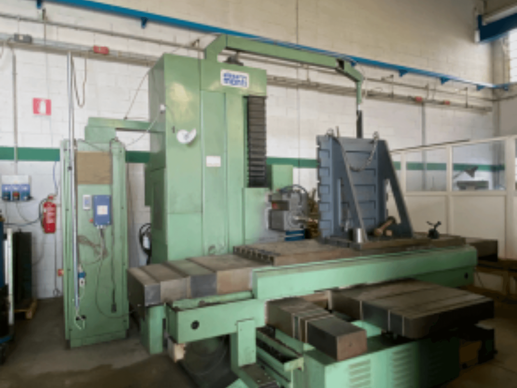 Горизонтальний обробний центр Alesa Monti MAF45 в майстерні, вид збоку з панеллю керування та великим робочим столом.