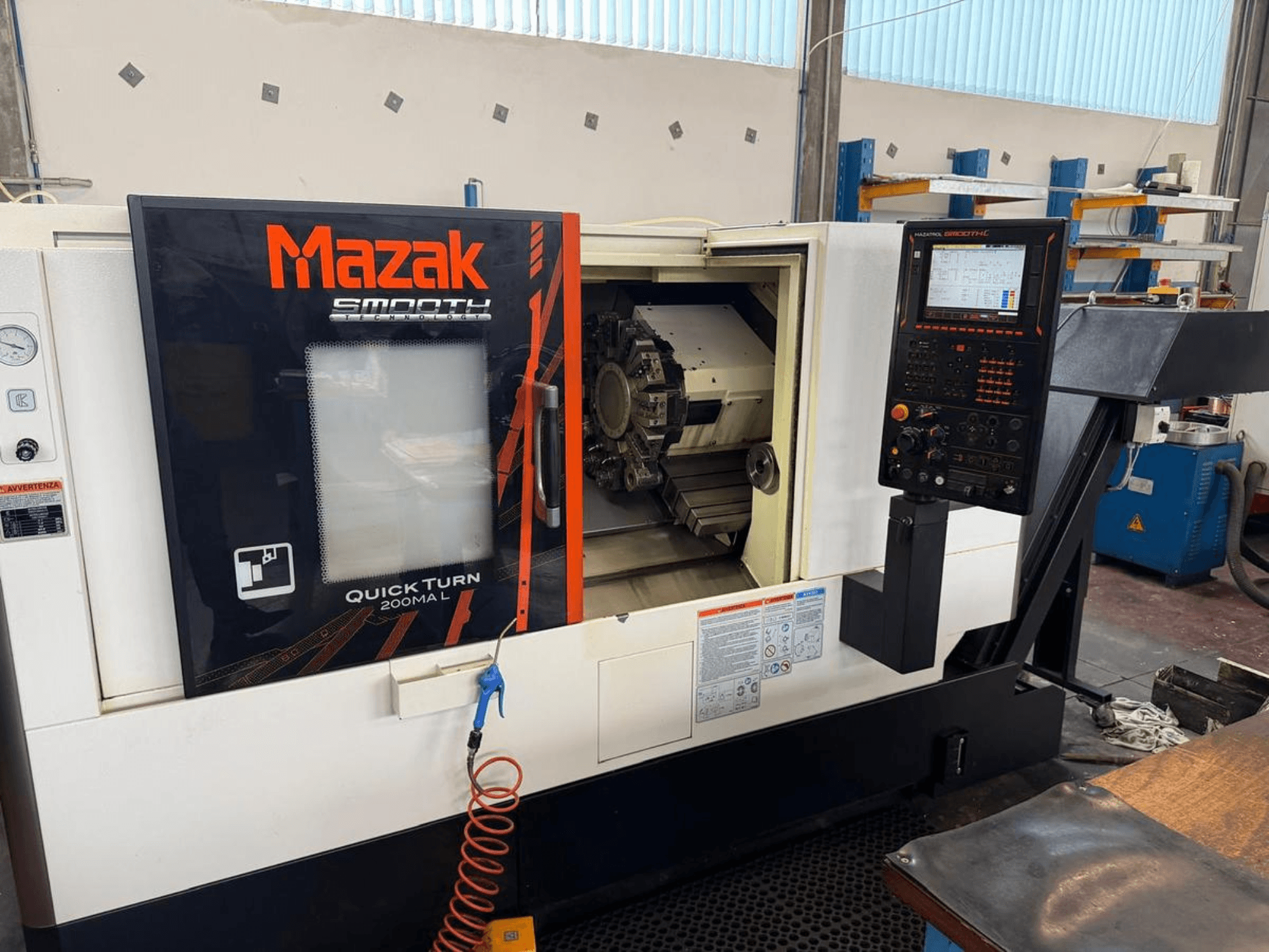 Горизонтальний токарний верстат Mazak QUICK TURN 200MA L, вид спереду з панеллю керування та обробною камерою.