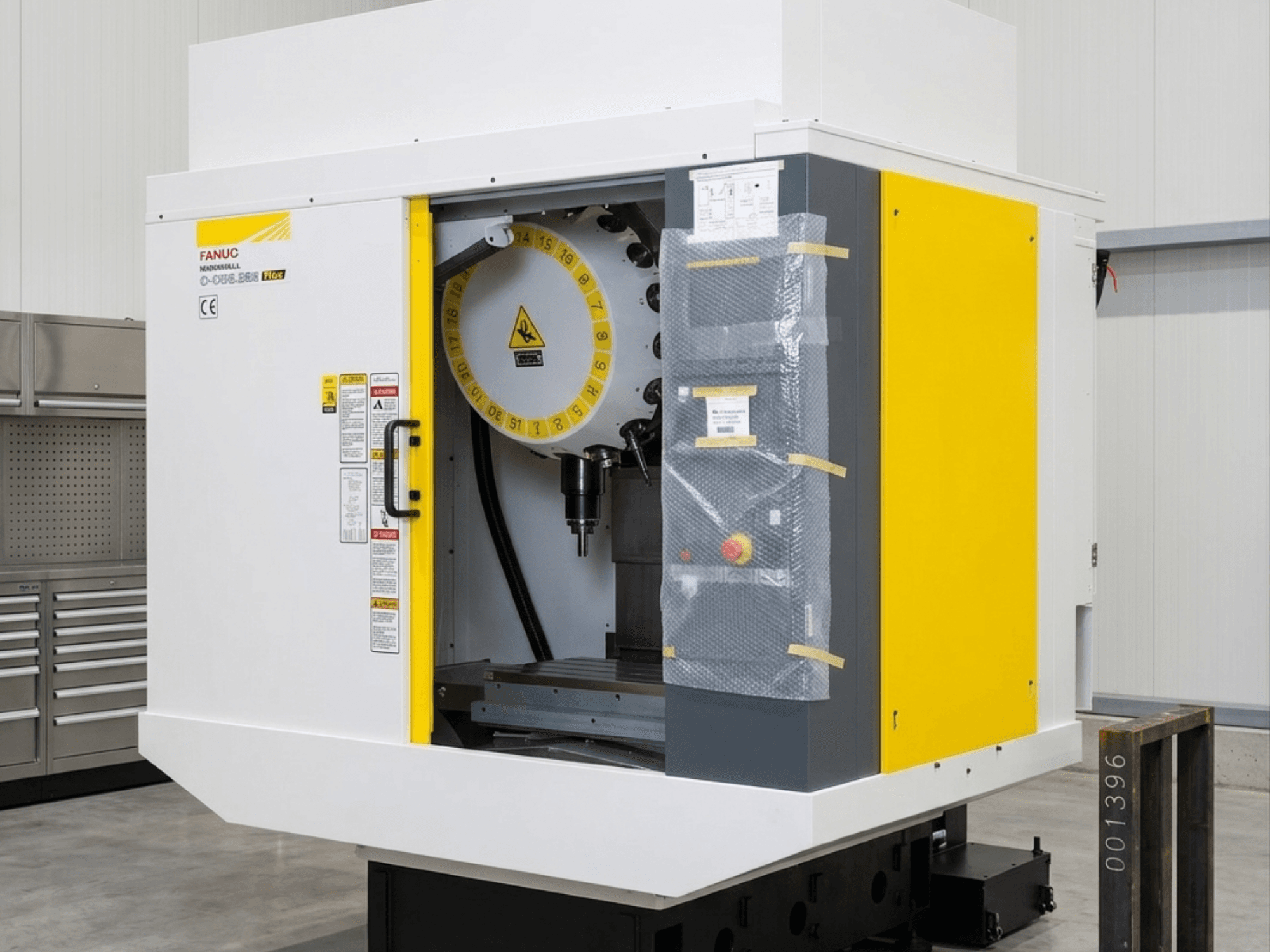 Вертикальний обробний центр FANUC Robodrill D21MIB 5ADV Plus, вид спереду з панеллю керування та зоною шпинделя.