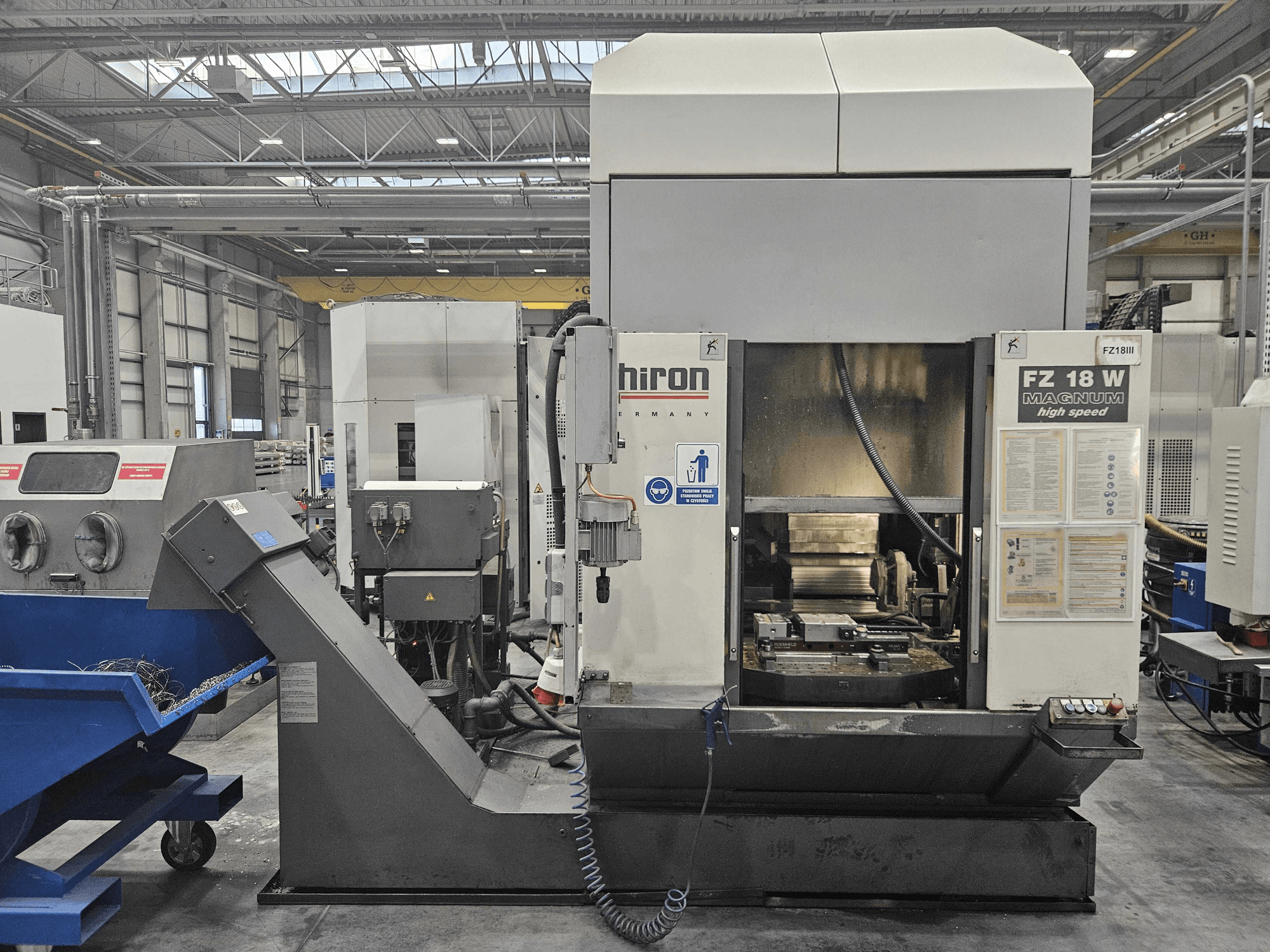 Верстат Hiron FZ 18 W Magnum, вид спереду, демонструє панель керування, шпиндель і прикріплений жолоб для видалення відходів.