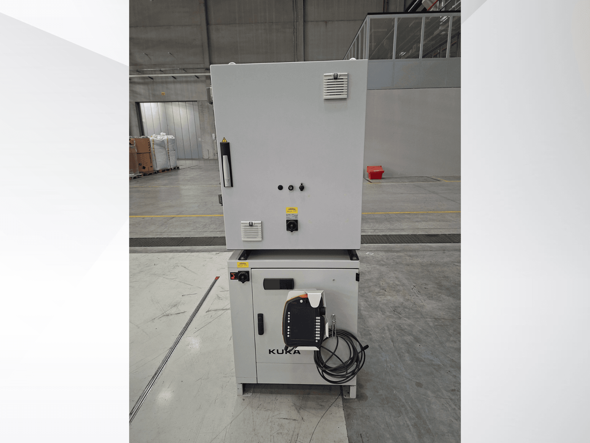 Контролер маніпулятора робота KUKA KR 90 R2700 PRO C4 FLR, вид спереду, на якому видно панель управління та попереджувальні наклейки у просторому складі.