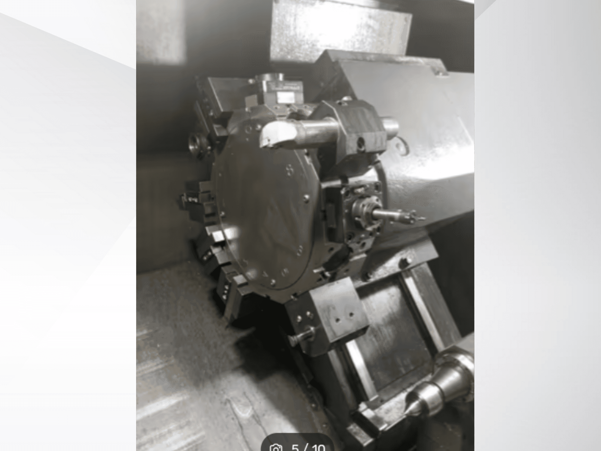 Деталь прецизійного верстата крупним планом, що демонструє шестерні та металеві компоненти, зняті під кутом. Бренд не видно.