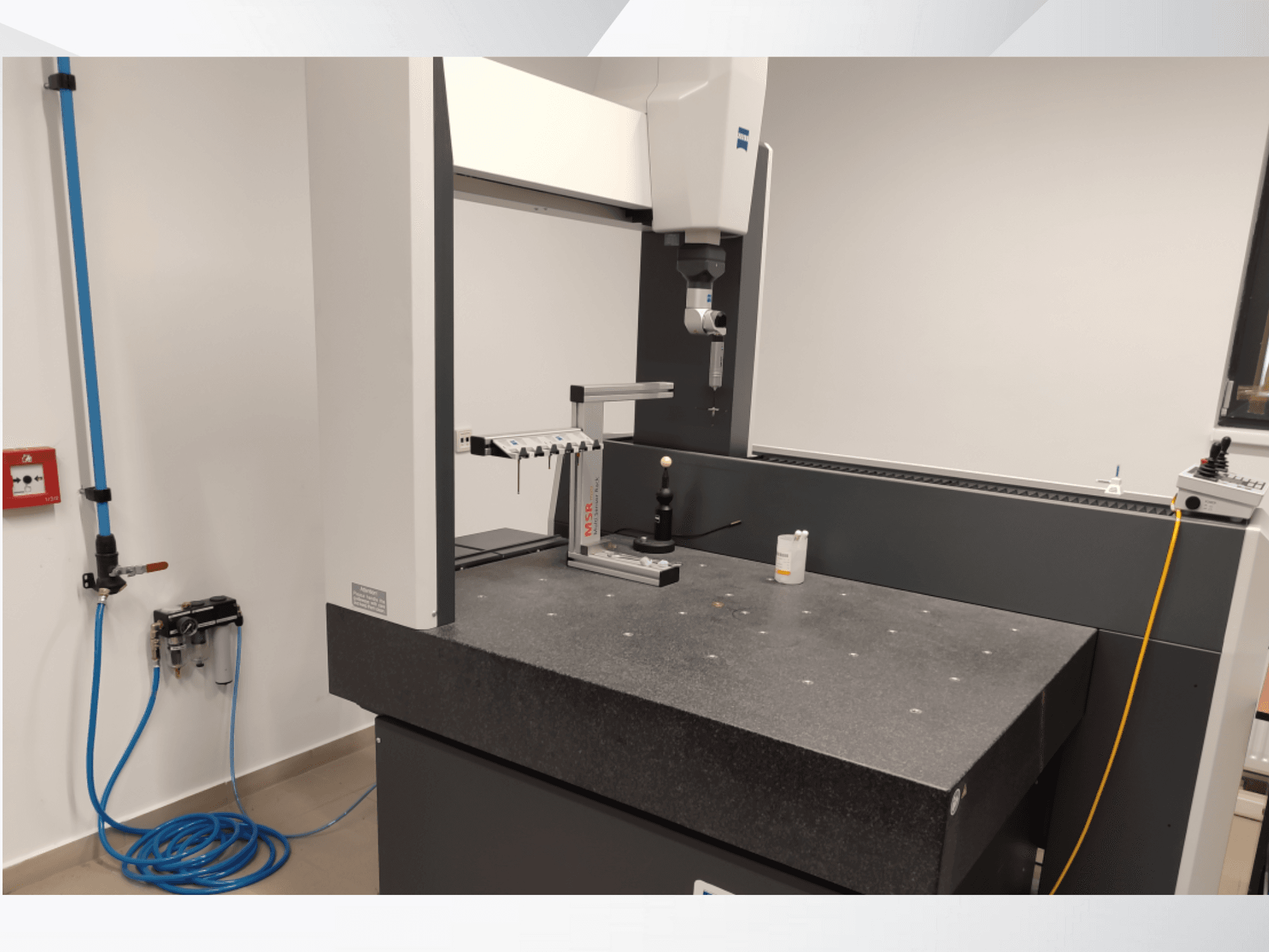 Прилад для вимірювання MSR в лабораторії, вид спереду з гранітним столом, калібрувальною сферою та підключеними комунікаціями.