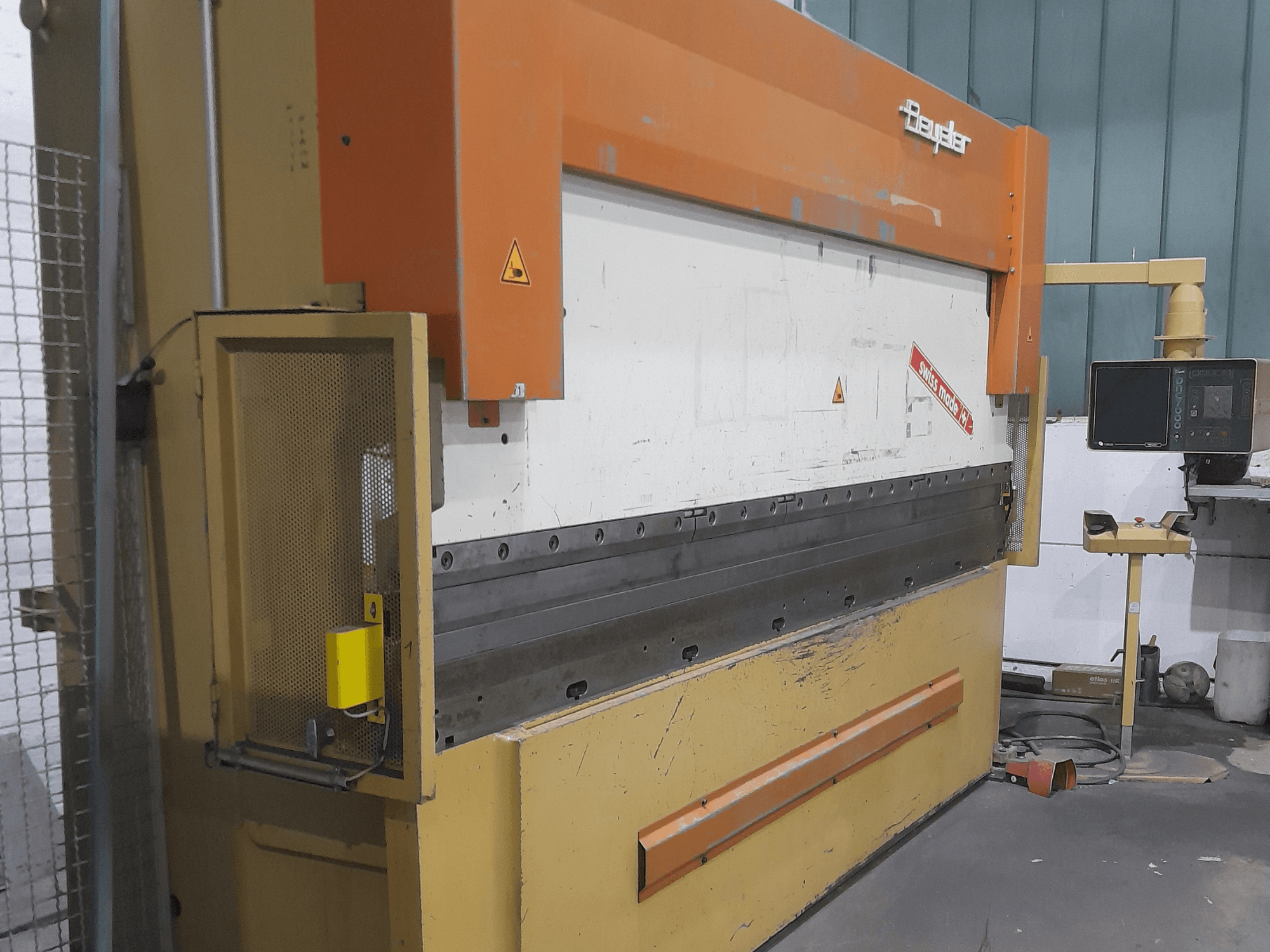 Прес BEYELER RT125x3600, вид збоку, з панеллю керування та захисним кожухом, ідеально підходить для згинання металу.