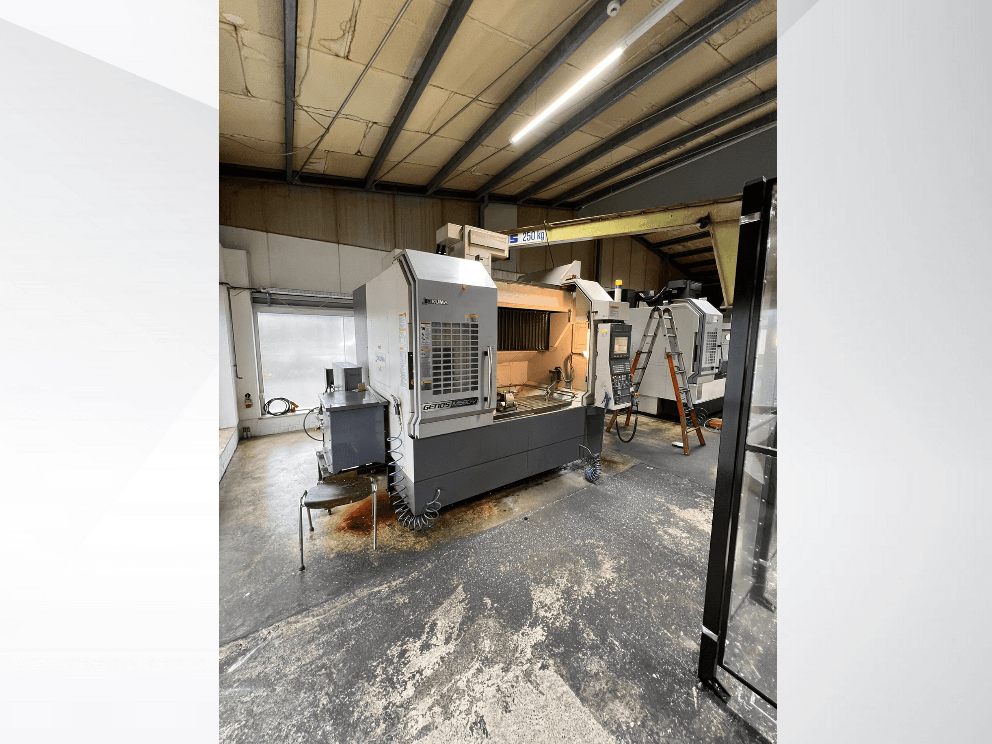 Верстат з ЧПК GRETOS 750 в майстерні, вид спереду, показана панель управління і робоча зона з інструментами, на задньому плані видно драбину.